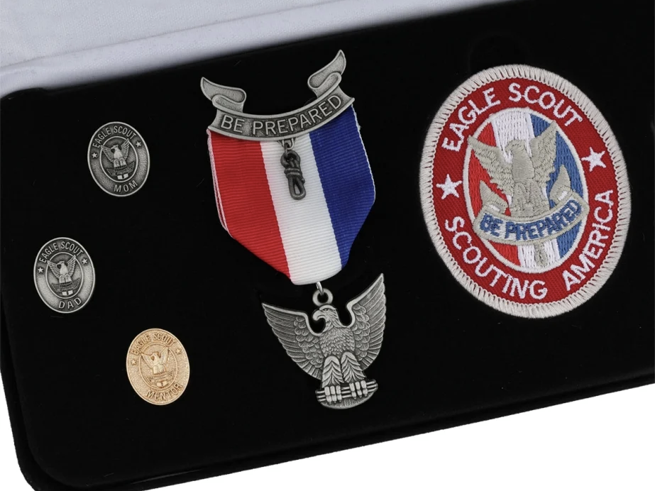 6638899_eagle_scout_award_kit_openbox2.png