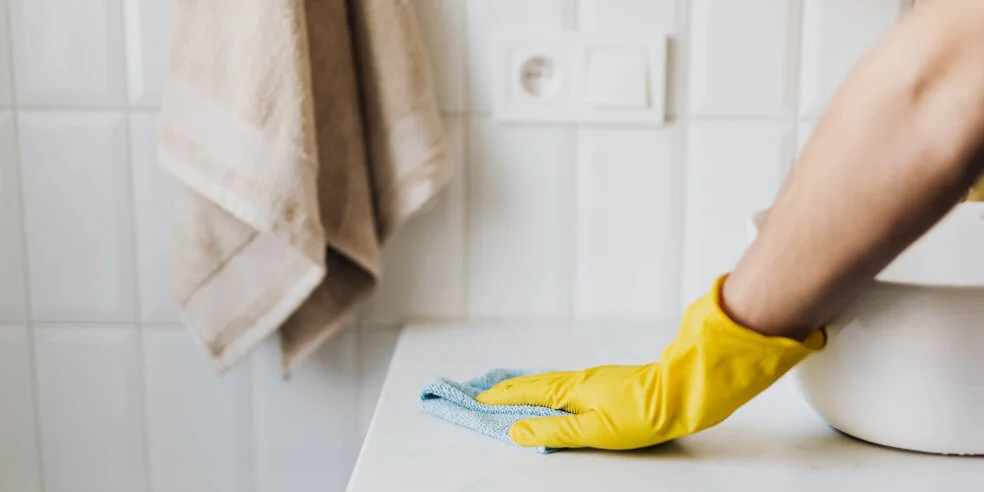 how-to-clean-your-bathroom-to-protect-against-coronavirus_FI.jpg