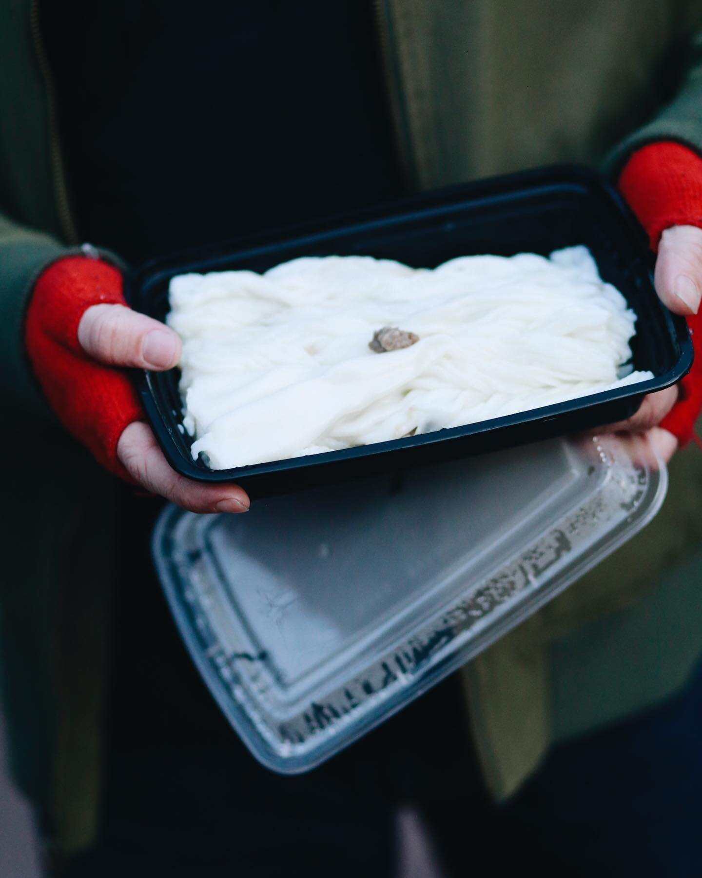 And finally for the food reveal 🍚💫@sendchinatownlove secured enough donations for @meddafore and his team to distribute 250 meals (rice roll, sponge cake, bottled water) from @tonii83_ by the end of this week 🙏💸 #supportchinatown