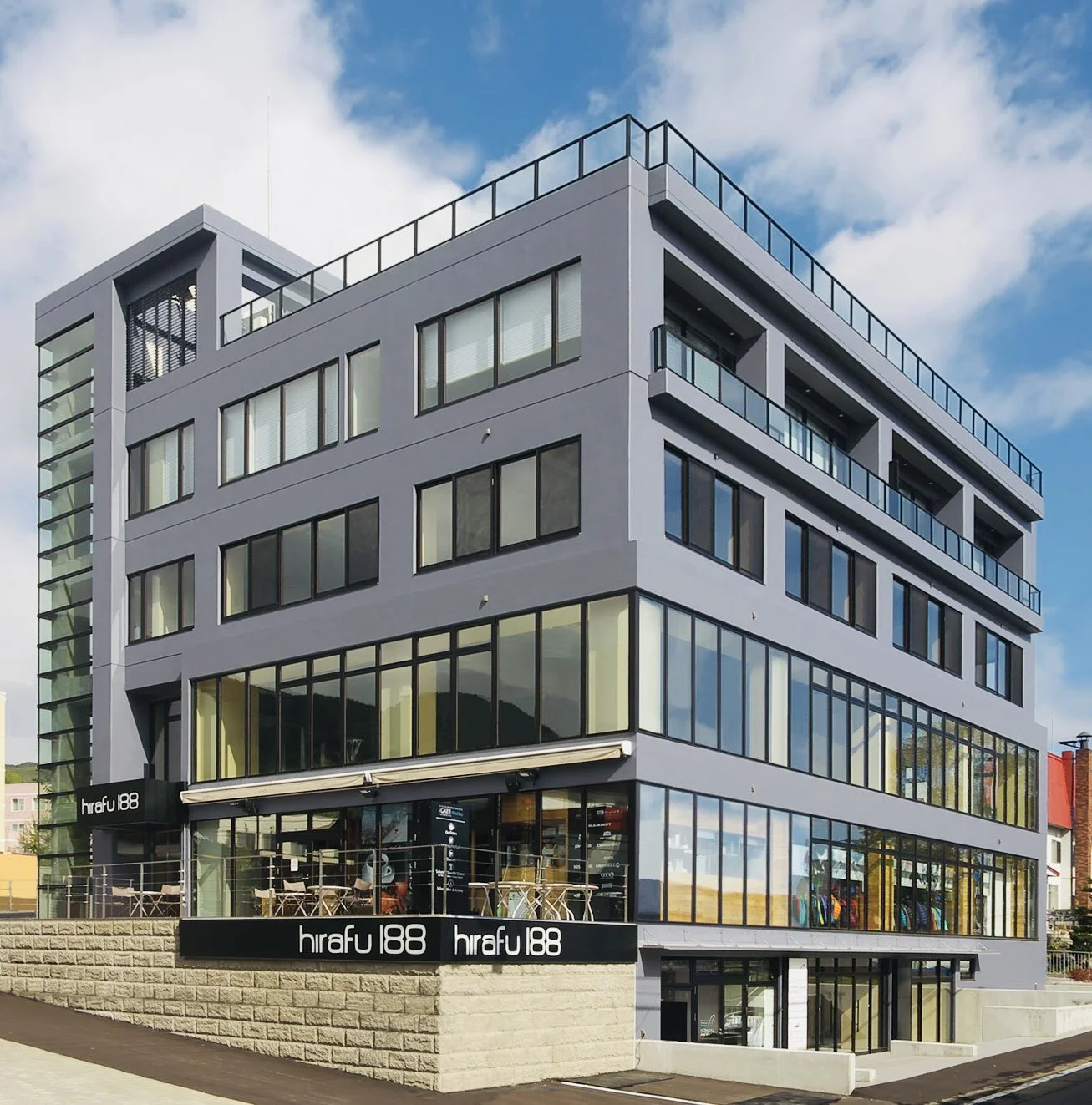 1. 外観南西・南東面_切り取り.jpg