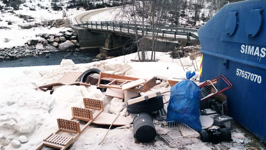 Det er trist å sjå korleis det ser ut ved containeren i Sogndalsdalen. FOTO: RenoNorden