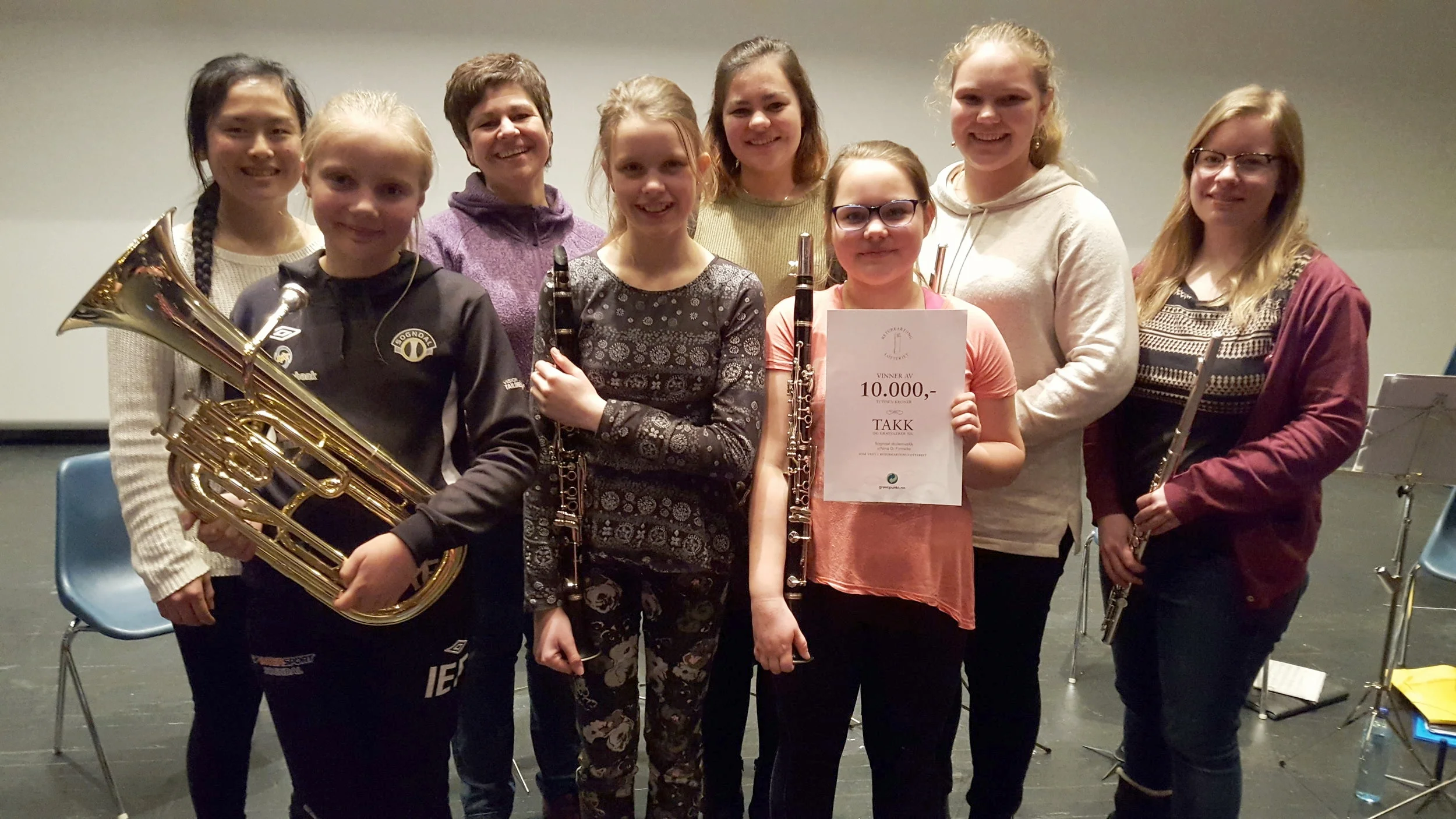 Bak frå venstre: dirigent Ragnhild, styreleiar Nina, Jorunn, Gunvor, Lea. Framme frå venstre: Inga, Anna Sunneva og Åshild. Ikkje tilstades på denne øvinga: Vetle, Gaute og Yngve.