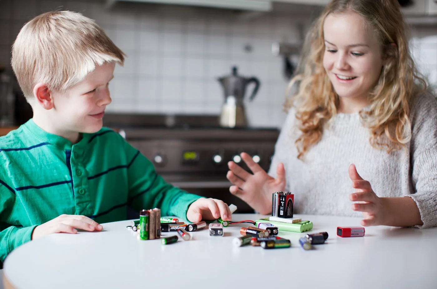 SAMLE OG LEVERE: Å samle batteri du har liggjande heime og levera dei til gjenvinning er svært enkelt og viktig. Foto: Åsa Maria Mikkelsen.