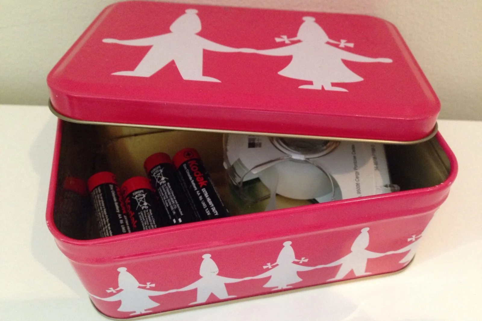 SMART OPPBEVARING: Samle gjerne brukte batteri i ein boks som det er lett å ta med seg til butikken for innlevering. Ved å teipe polane redusera du fara for at batteria kortsluttast. Foto: Stine Strachan.
