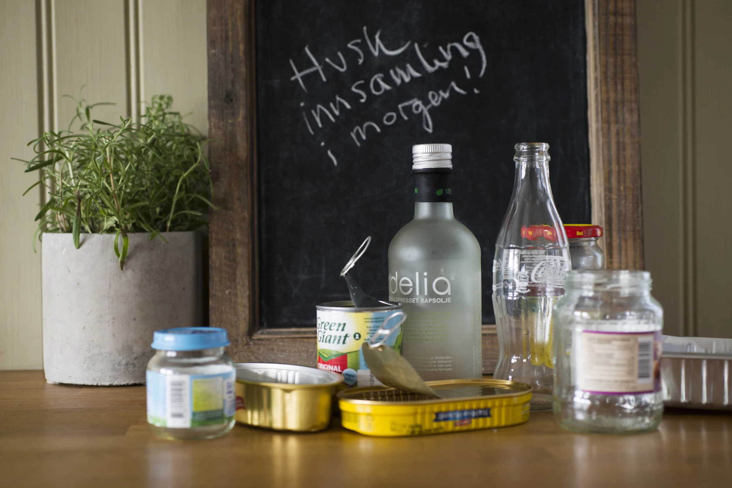 LEVER INN: Glas- og metallemballasje kan verte til nye fine ting i hundrevis av år so lenge me levera dei inn til gjenvinning. I åra framover vil fleire og fleire gå over til henteordning slik at emballasjen kan samlast inn der folk bur. Foto: Syklus