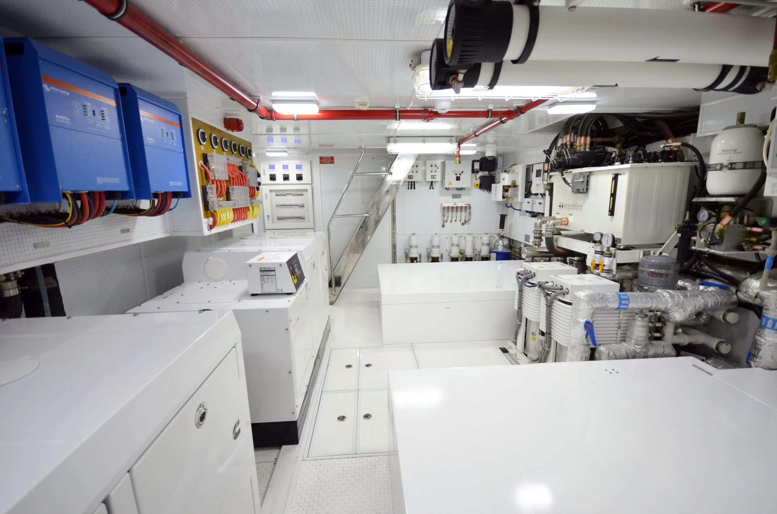 51 Bering 80 - Engine room.JPG