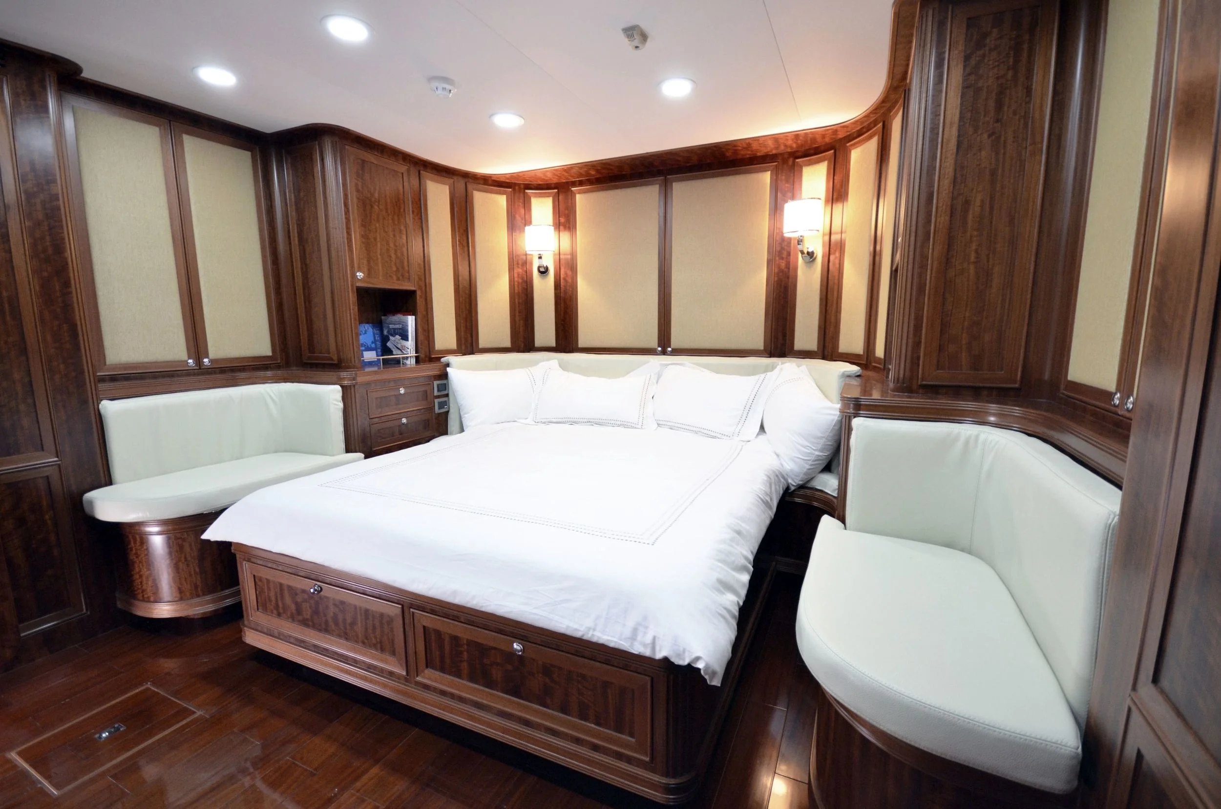 Bering 80 - VIP Guest Stateroom.JPG