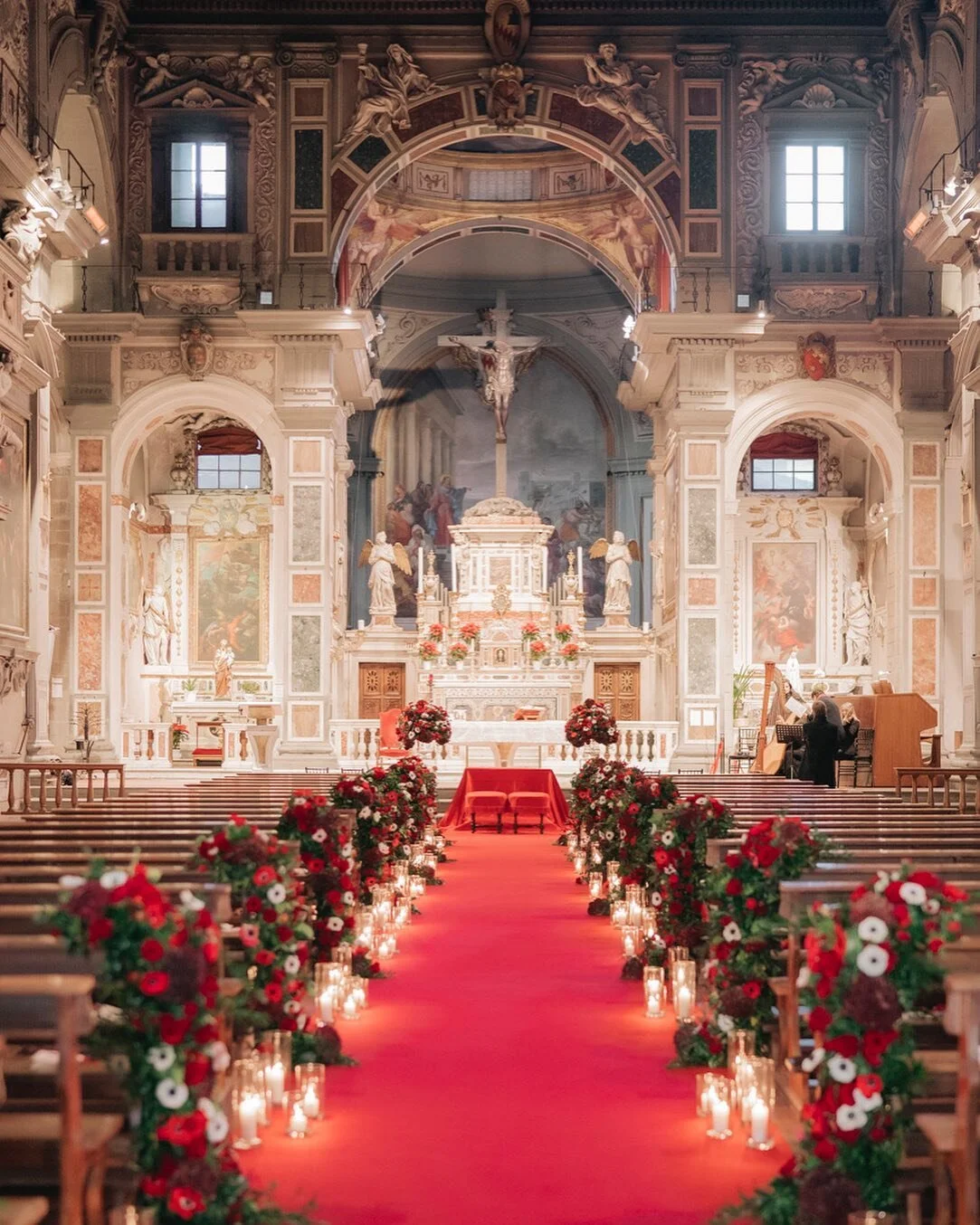 I love this Christmas flowers setup 🌹 
Chiesa Ognissanti Florence.
#wedding #flowers #flower #church #romantic #christmas #winter #love #winterwedding #florence #tuscany #italy #weddinginspiration #weddingphotography #weddingintuscany #weddinginital