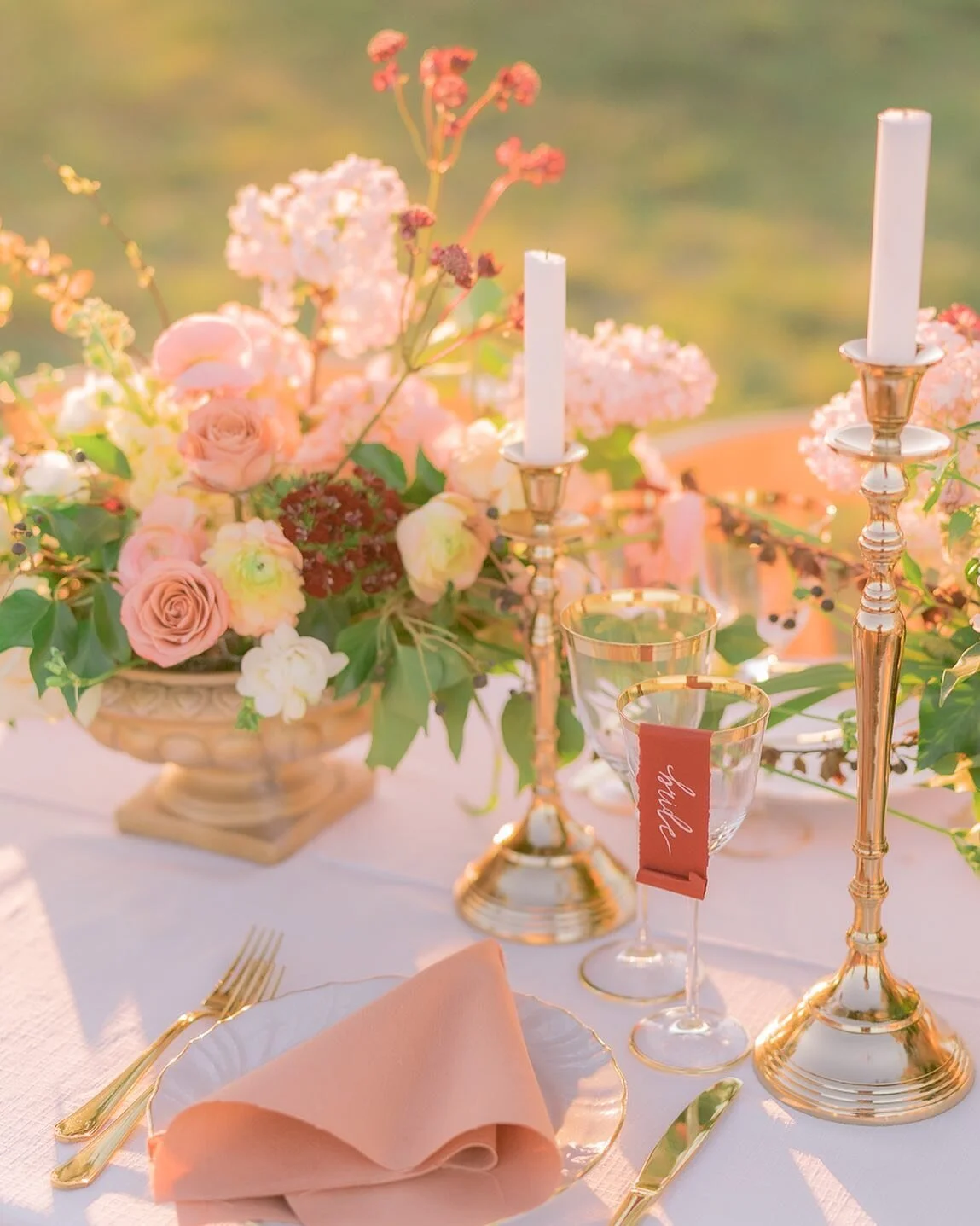 Micro wedding in the Tuscany county side.
#tuscany #microwedding #dinner #sunset #romantic #romantico #colorful #flowers #fotografo #destinationwedding #wedding #weddingintuscany #weddinginspiration #detail #italy #weddingphotography #weddinginitaly 