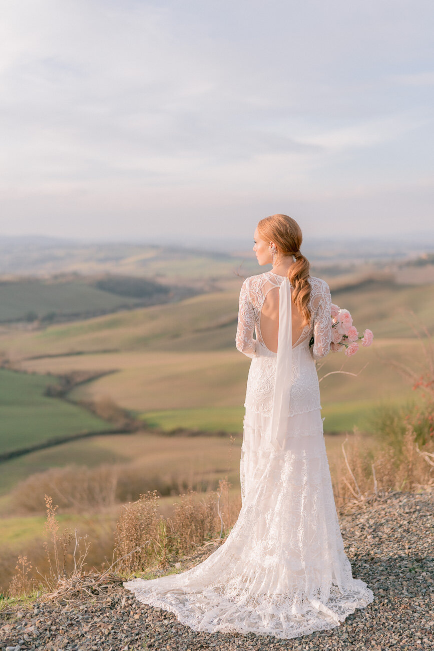 Bride and bouquet destination wedding in tuscany giuseppe giovannelli.jpg