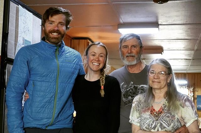 Imagine living on a tiny island in a river delta on the edge of the Arctic Ocean...😳
.
Although we only did this for a few nights, the awesome Jim and Teena Helmericks (pictured here) have done so since the 1950s and 1970, respectively.🌎
.
The blog