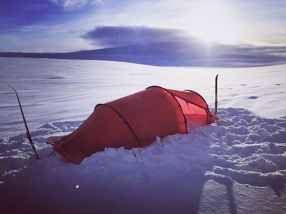 Another update from Hazel as she crosses Hardangervidda, solo! 👇
.
I woke up this morning and the tent seemed darker than usual.  The clue is in the second pic...🧐
.
It took me a few moments of coming to, before I realised it was actually completel