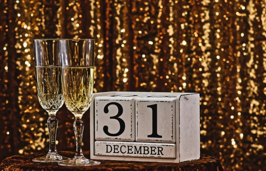 Countdown to Radiance!

Yes, we're saying it... Christmas is coming! While it might still feel early, now is the perfect time to start planning your festive season glow.

From anti-wrinkle injections and fillers to skin-boosting facials and body cont