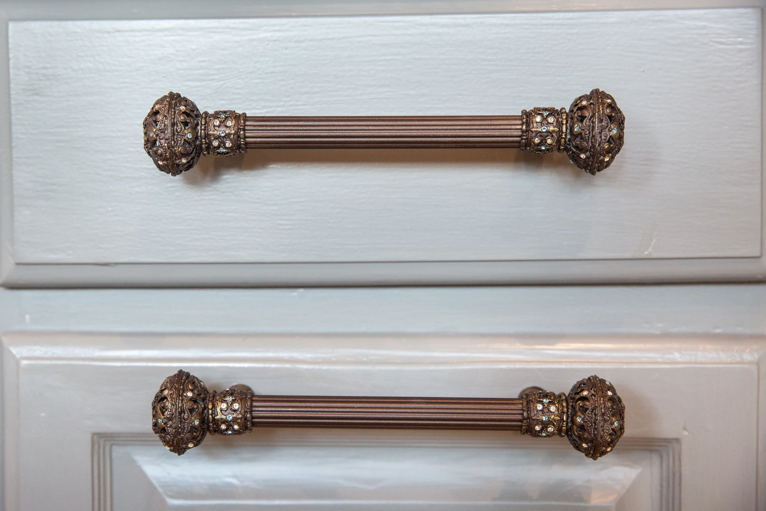 It’s ALL in the details. When SSA designer Storm Lantrip helped a client tackle a kitchen remodel, they tackled even the minute, choosing these unique Swarovski crystals on the kitchen cabinet pulls.