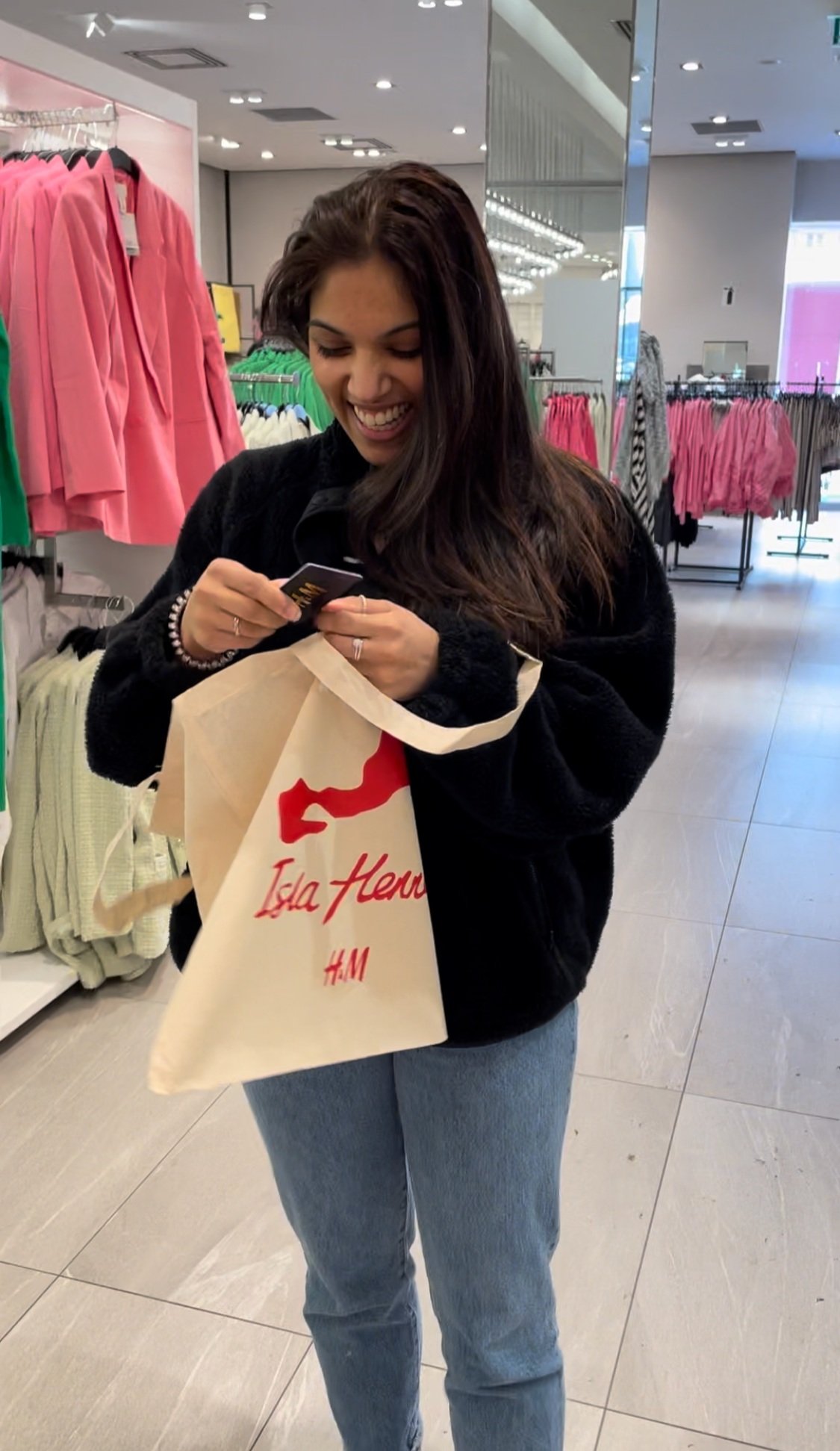 a girl with isla hennes bag