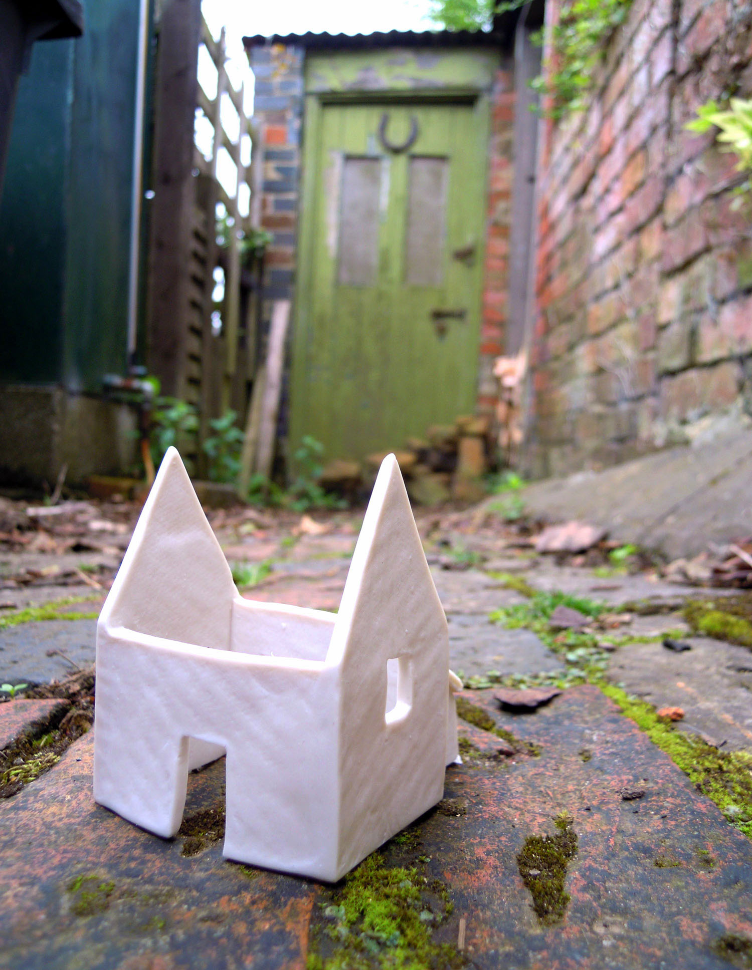 Porcelain. Sizes vary. Approx. 6cm x 7cm x 8cm