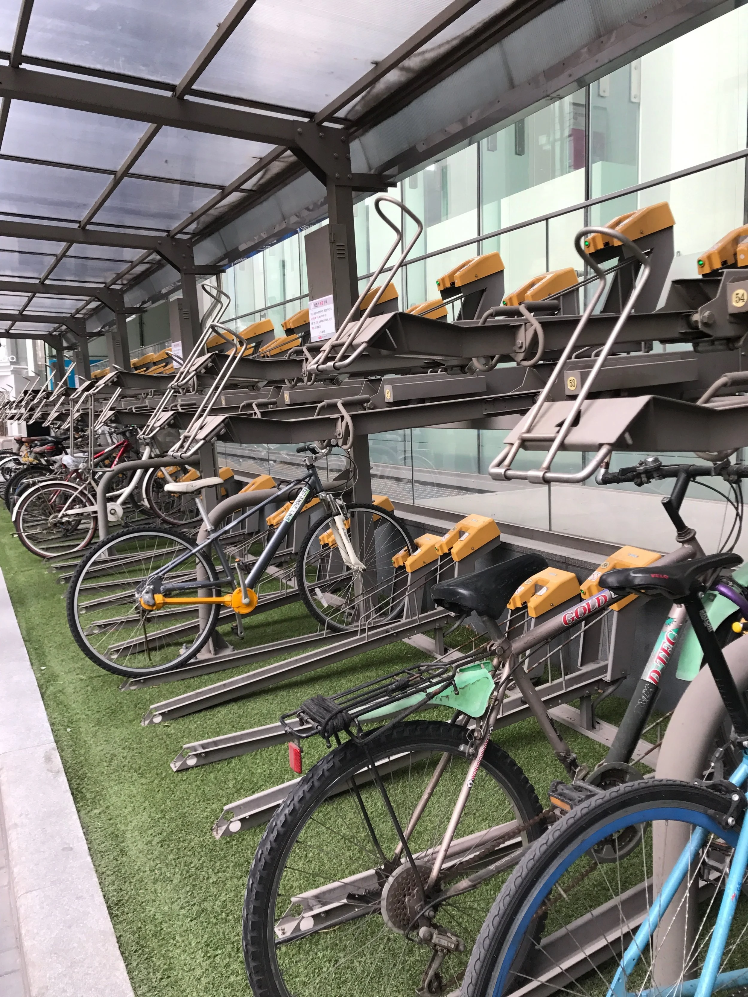 Bicycle racks in Seoul, Korea. // Source: Deland Chan