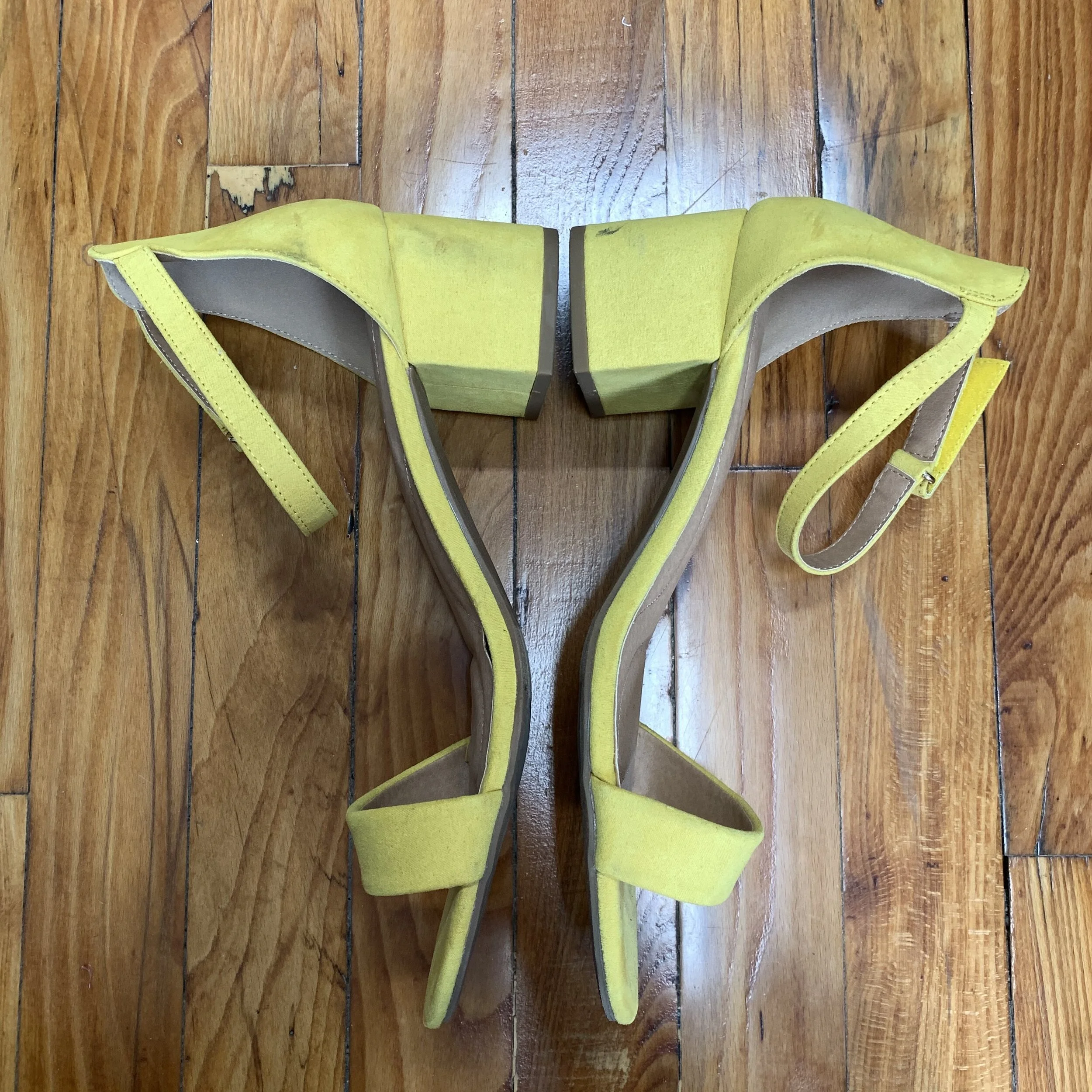 yellow sandals size 10