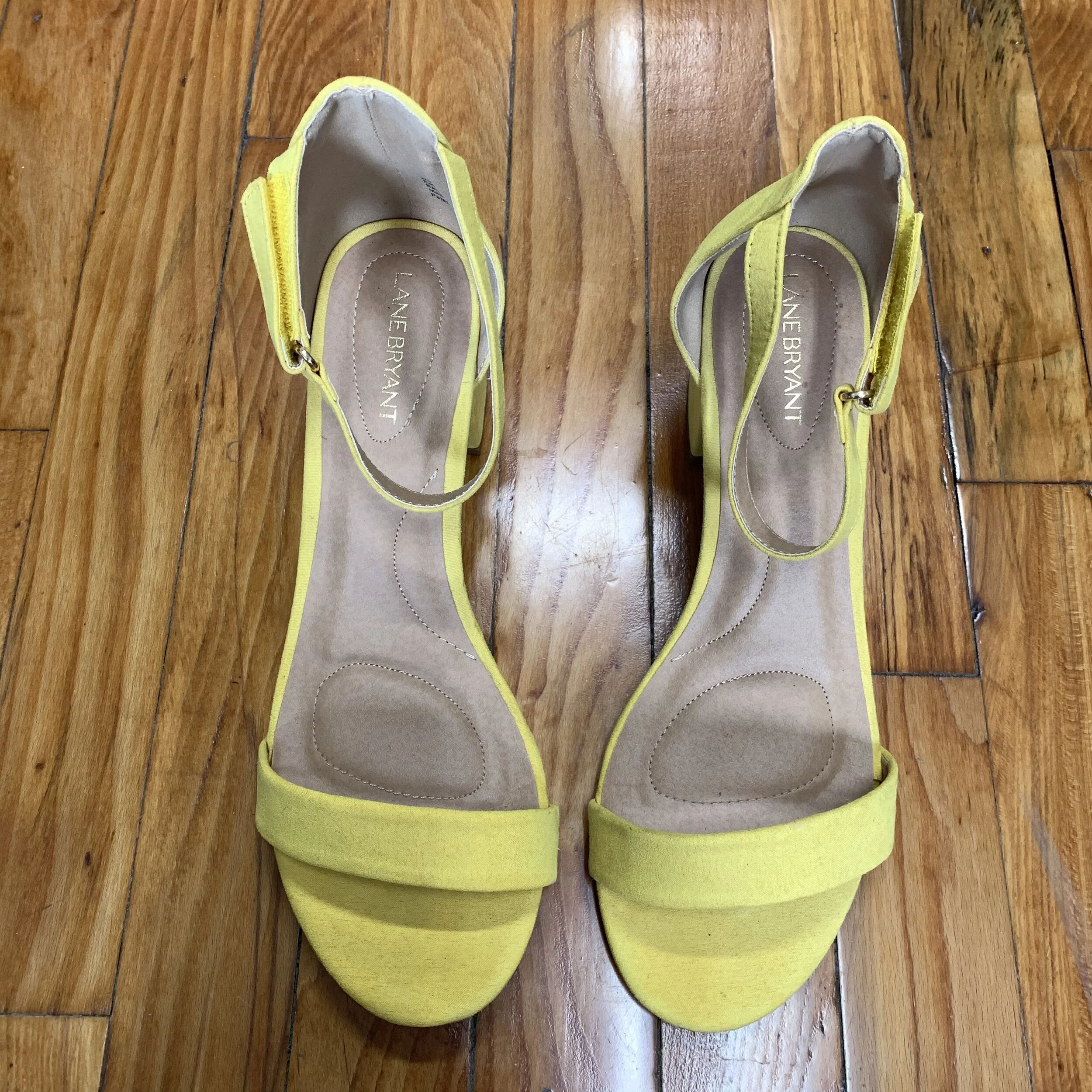 yellow sandals size 10