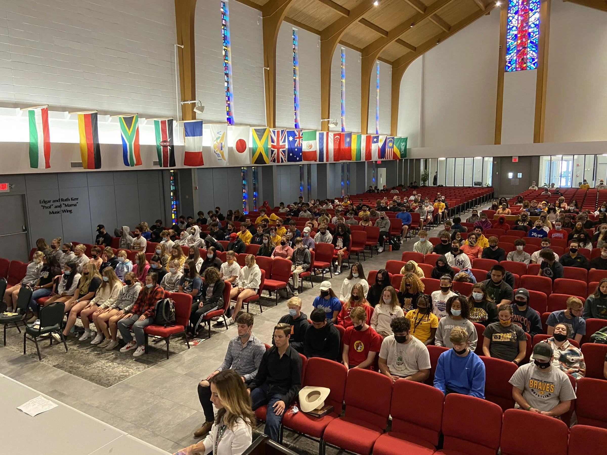 A full auditorium of university students at Goli Gabbay’s From Stress to Serenity keynote