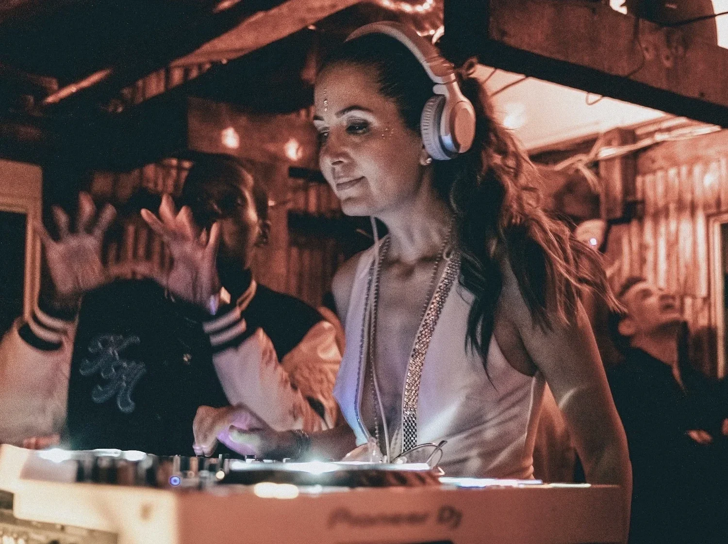 Goli Gabbay DJing
