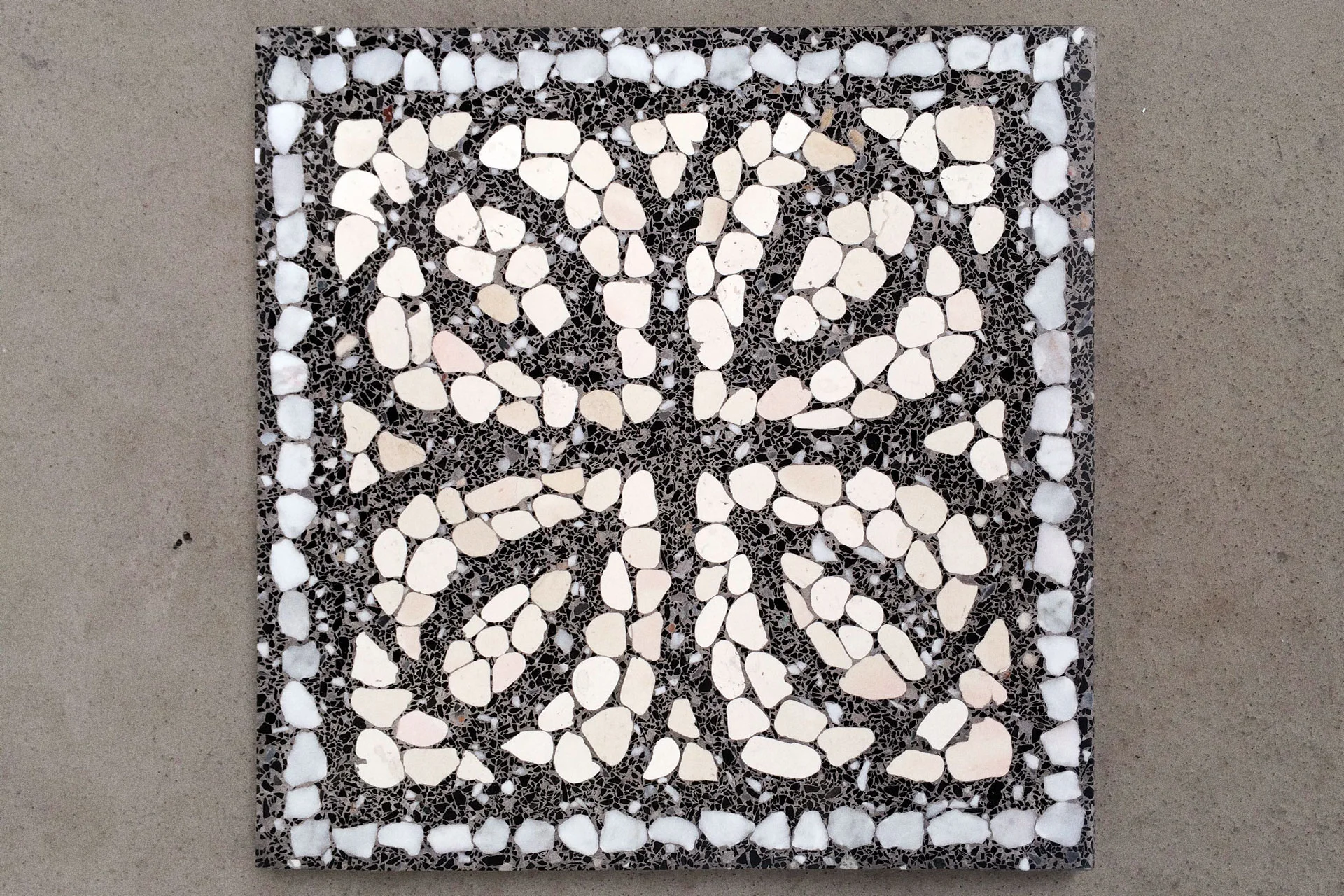 Table Top – Flower | Aurora Mosaics | Mosaic Artist | Handmade Italian mosaics | Amsterdam Art | Aga | Agnieszka Kwiatkowska
