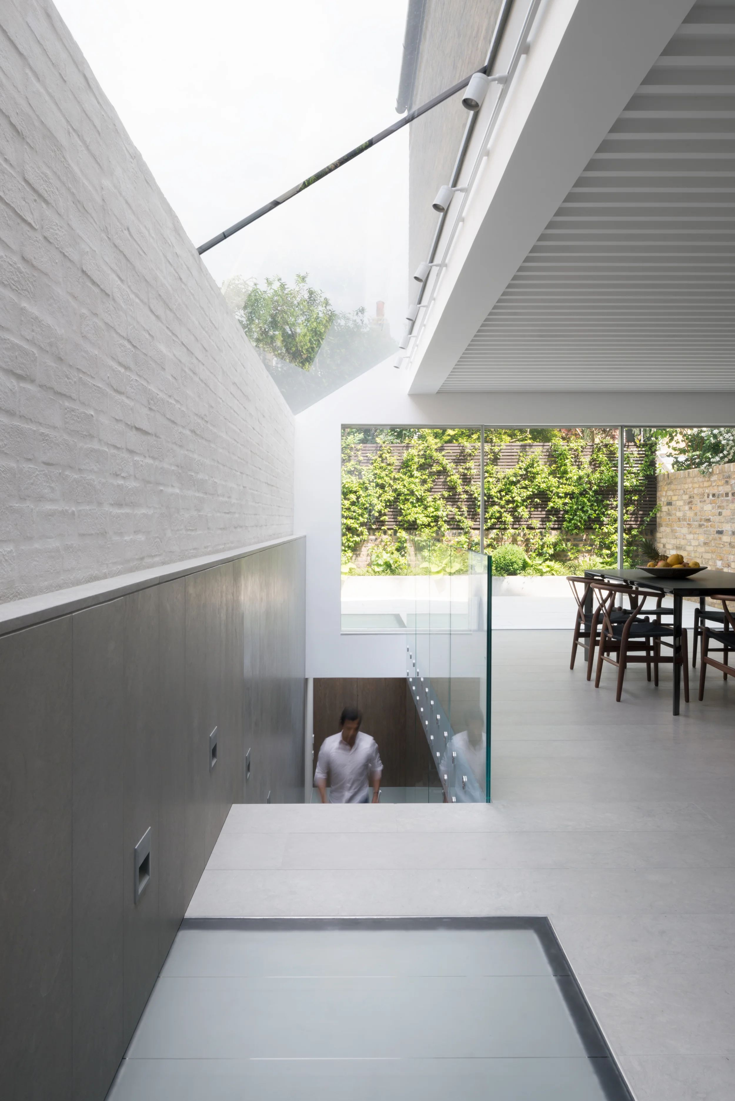 _LIGHTWELL HOUSE SW6 London, United Kingdom Private Residence | 300 sq m Completed 2016 Photography © NAARO This unique 19th century Lion House is located in an exclusive Fulham terrace. The main body of the building and its rear wing are carefully extended towards the rear and side in accordance with the historical constraints imposed by its heritage context. Extensive rooflights topping the extensions are utilised to expose newly open, contemporary interiors, capturing abundant natural light and opening carefully sculpted internal openings. An ample basement is connected to the upper levels both visually and physically through light wells, glass floors and staircases, thus opening spaces across levels and creating a flexible and welcoming family home environment.