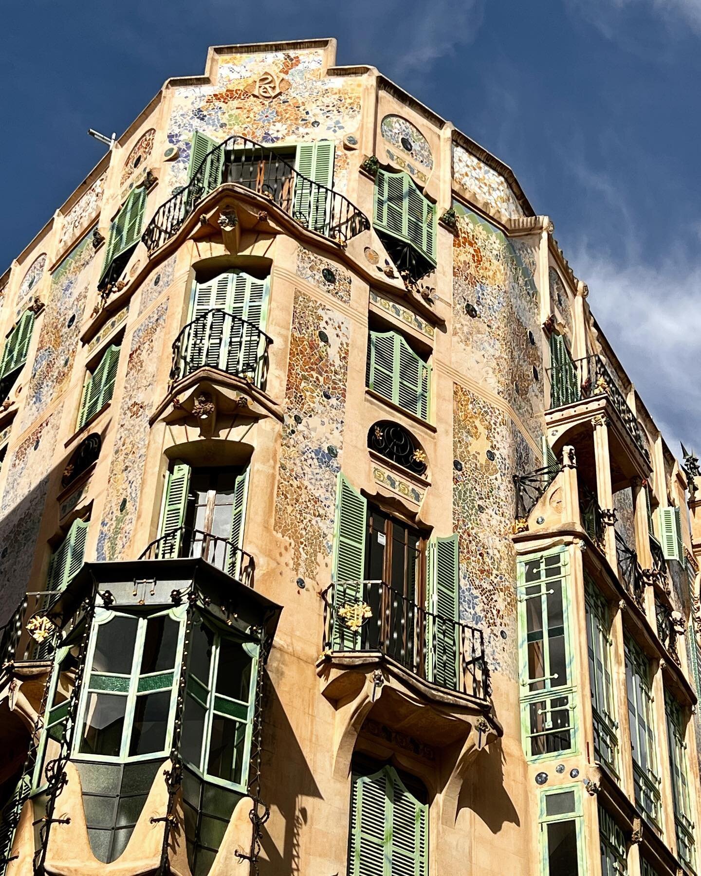 Moments in Palma de Mallorca - what an enchanting Mediterranean town. The impressive craft, embedded in the old and new. the texture and tonality of the local stone. The Catalan spirit and culture. We will be back very soon! #architecture #arquitectu