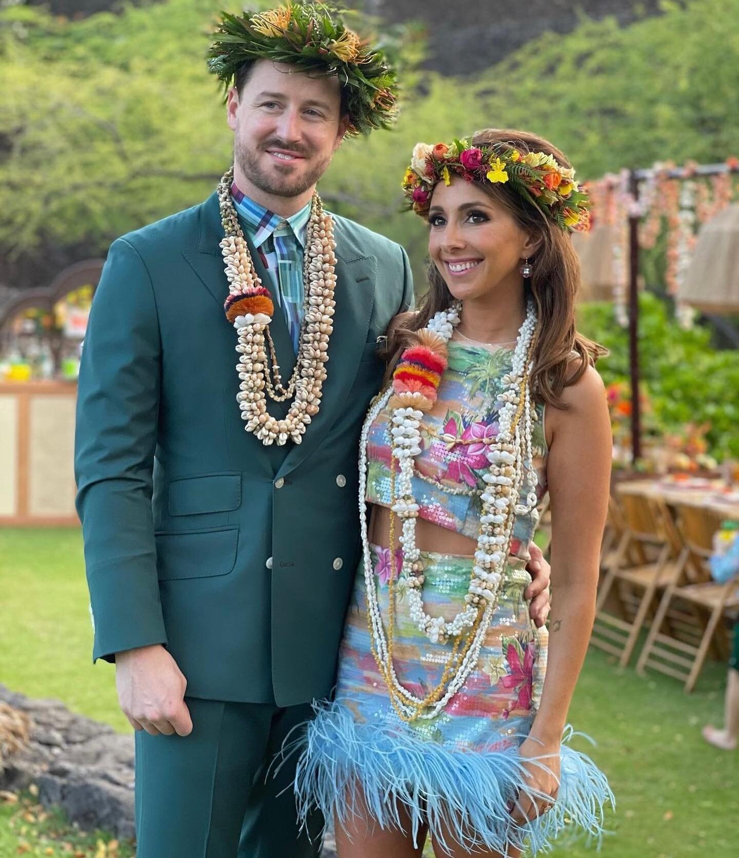 In Hawai&rsquo;i, May 1st is lei day&mdash; a celebration of flower lei as a symbol of love and friendship 🌸 Bailey + Peter shared the spirit of Aloha with their guests welcoming them to @fshualalai with @live_a_lei_life shell lei and colorful orchi