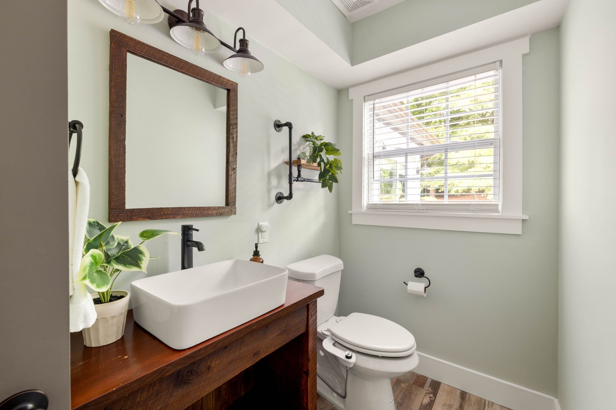 21-web-or-mls-20260528_1535deerwood_harris064.jpg