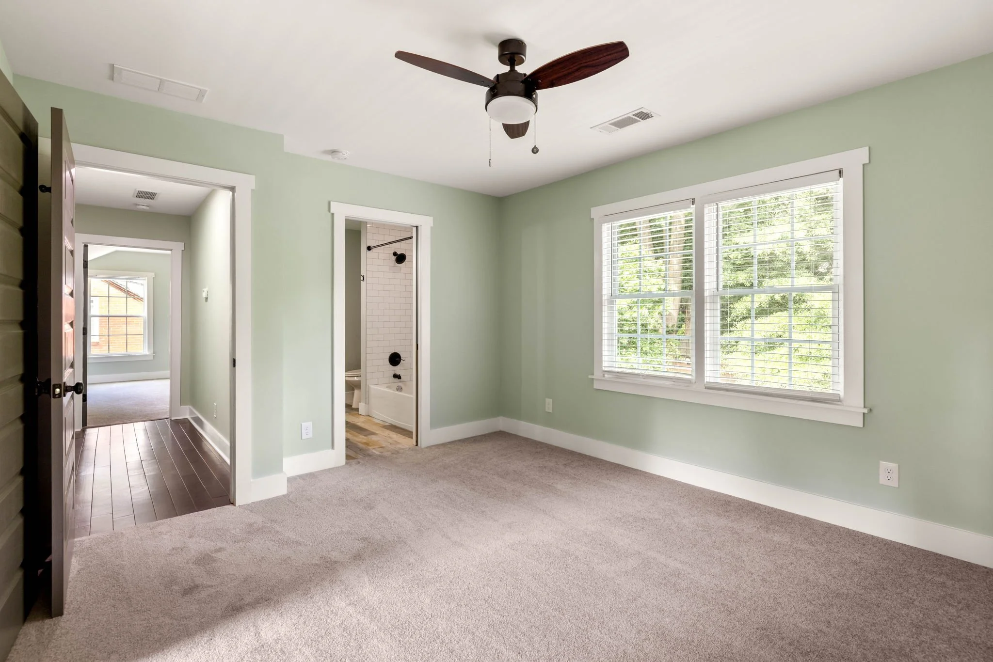 23-web-or-mls-20260528_1535deerwood_harris069.jpg