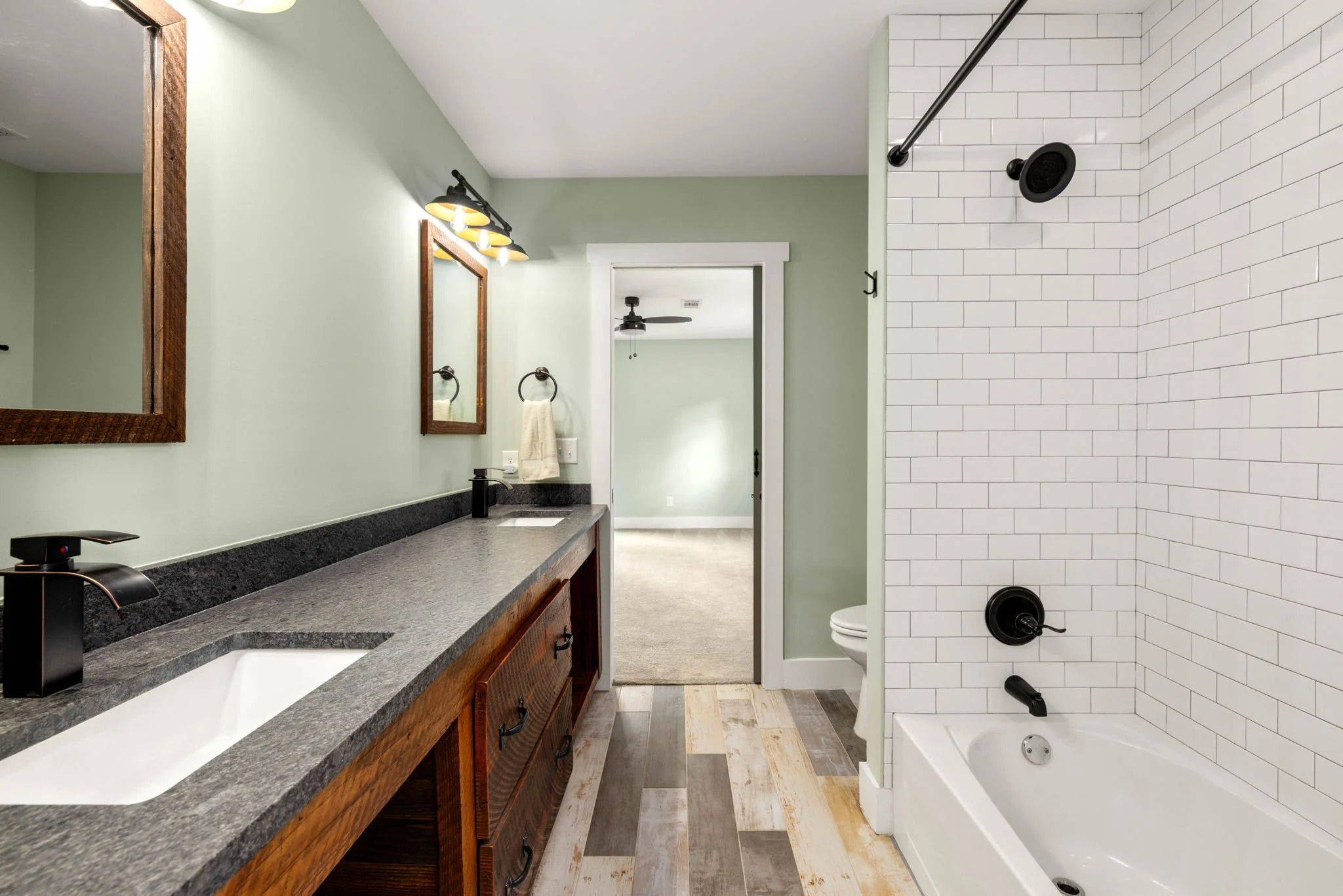 24-web-or-mls-20260528_1535deerwood_harris073.jpg