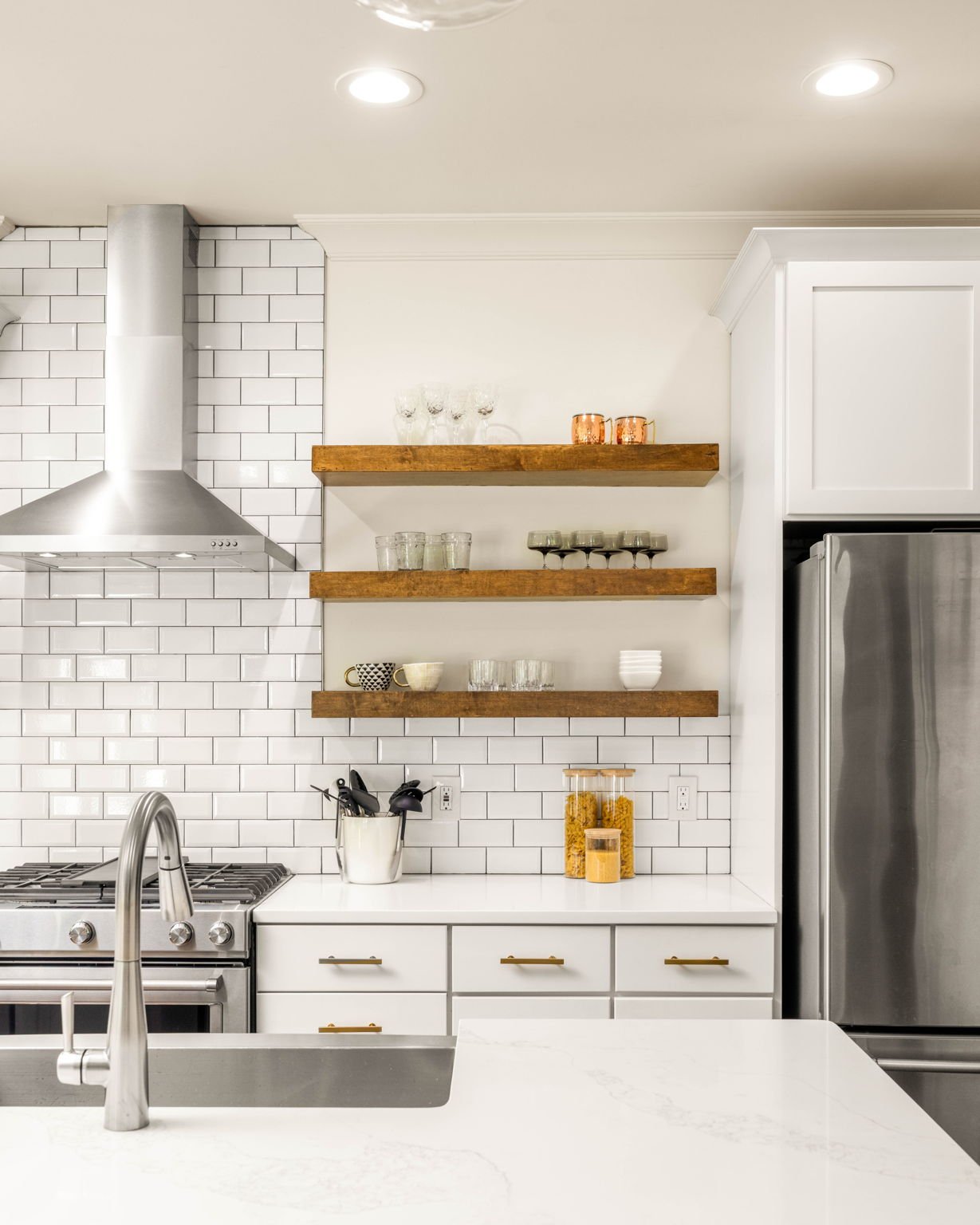  Floating shelves to show off your glassware 