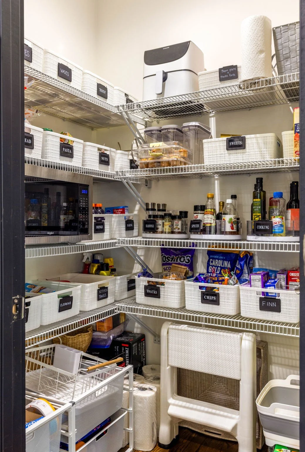  Walk-in pantry with built-ins 