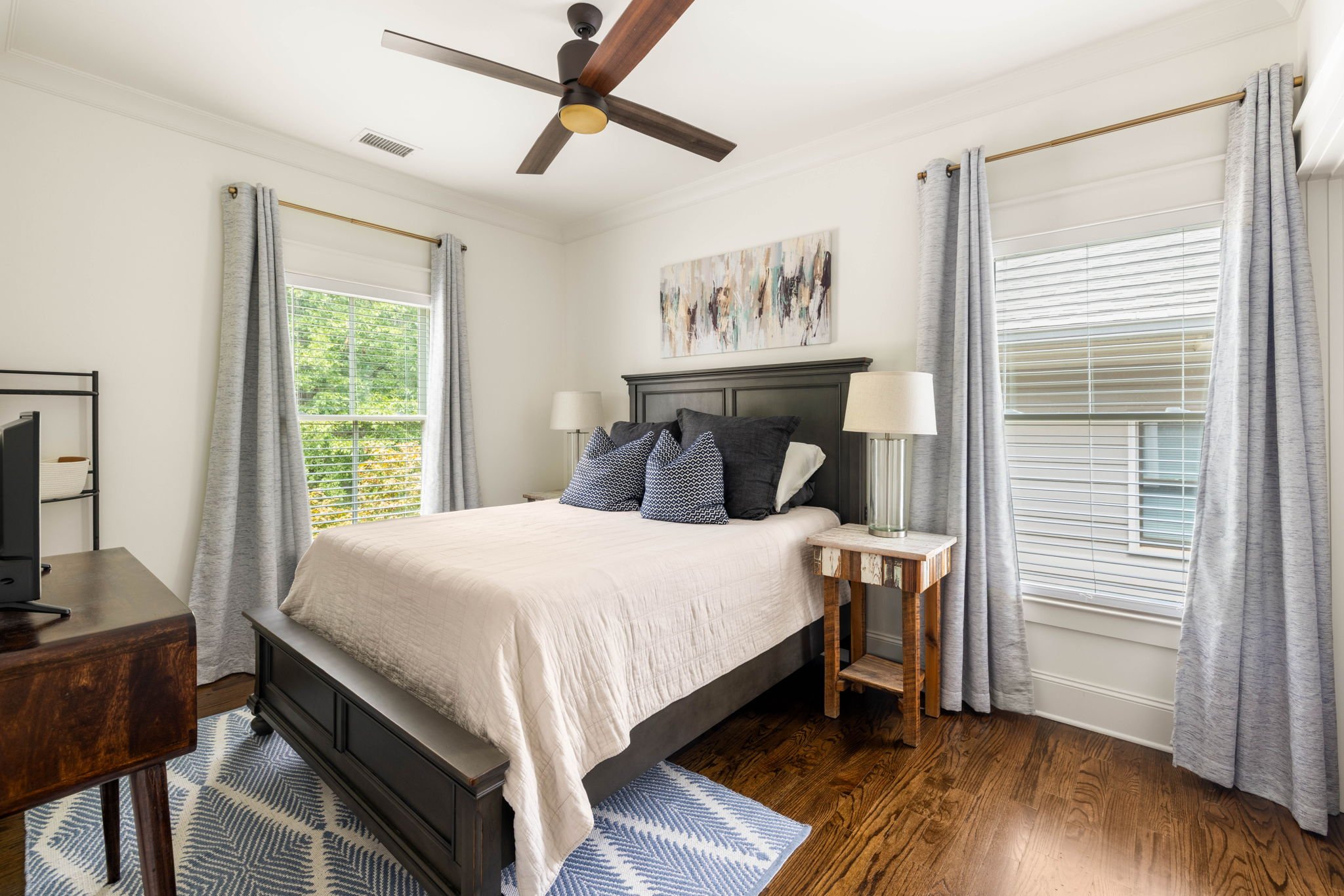  2nd bedroom with private en-suite bathroom and walk-in closet 