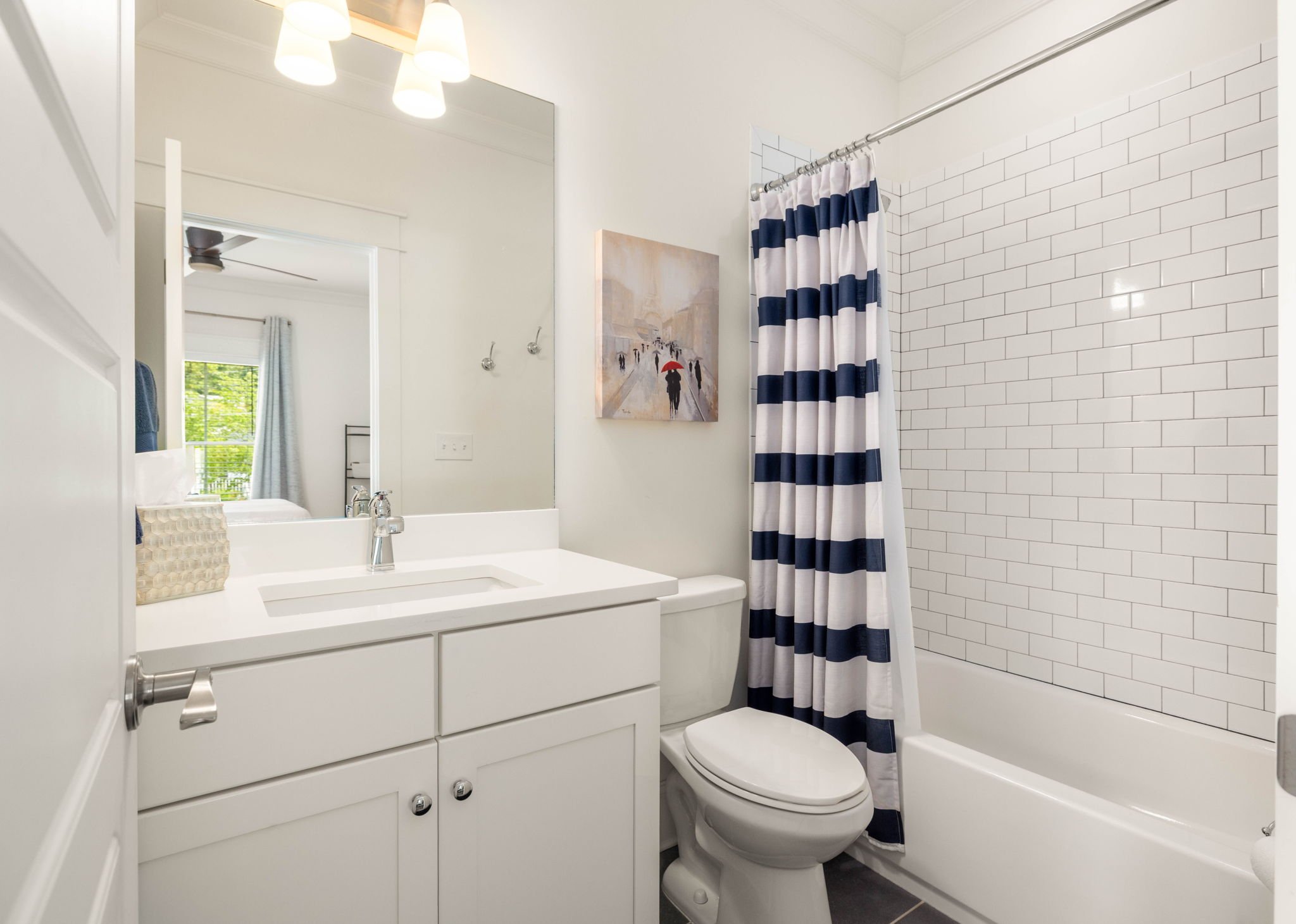  En-suite full bathroom for 2nd bedroom 