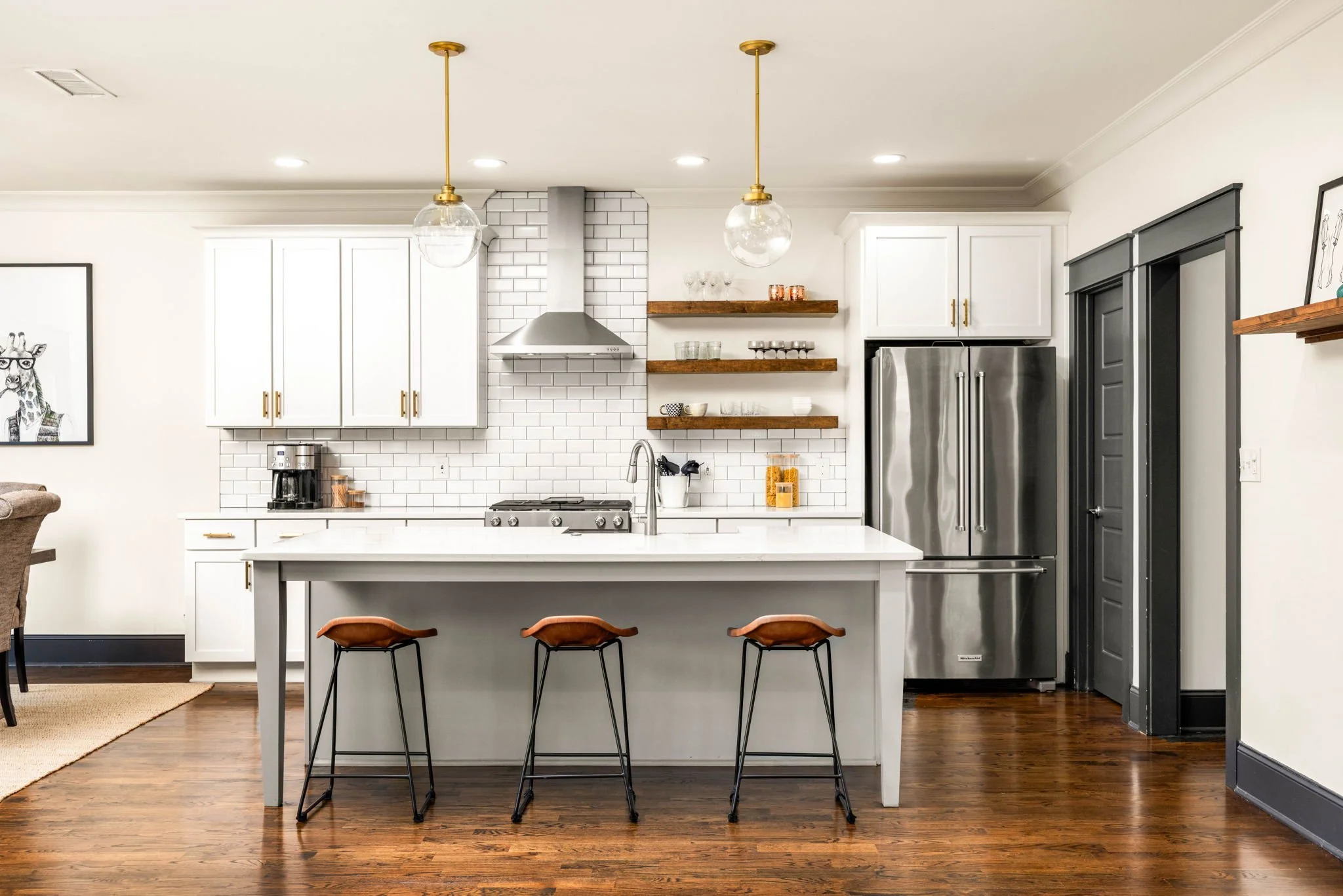  Large kitchen island with breakfast bar 