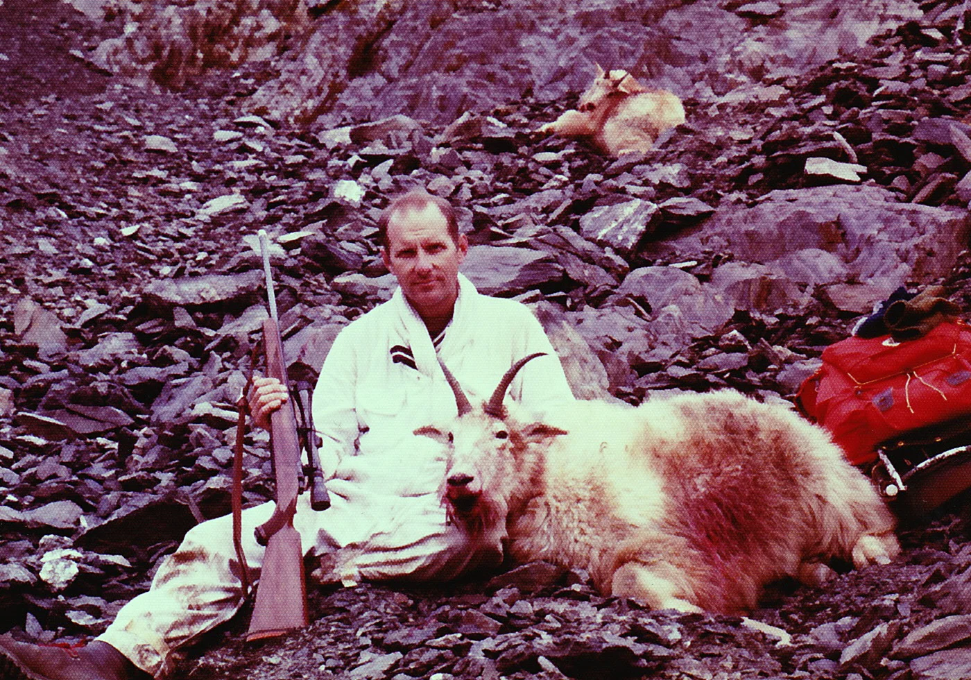 Lyle with his 10" nanny. Don's goat is in the background.