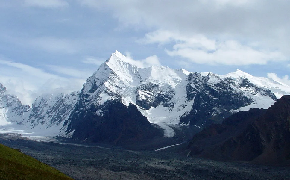 Looking at one side of the area that we hunted while camped on the ice.