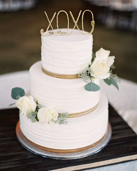 XOXO to all this Valentine's Day 💕 📸: @kentmercurio .
.
.
Cake by Edelweiss Bakery San Diego
#xoxo #valentines #valentineday #caketopper #weddingplanner #wedding #weddingcake #sdwedding