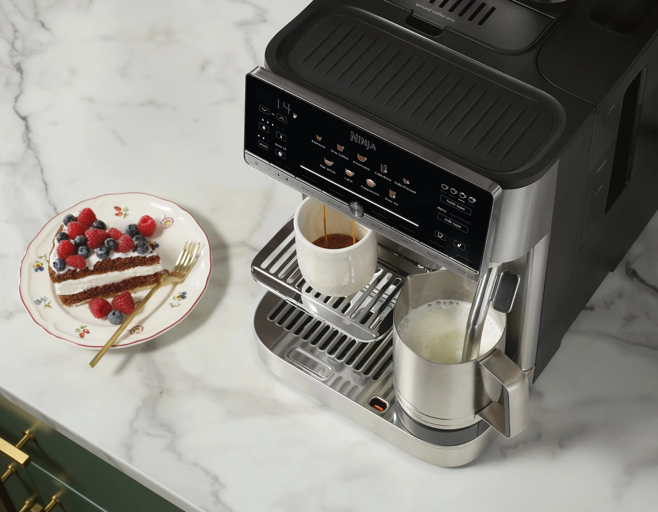 Ninja_AutoBarista_Brewing-Frothing_1001.jpg