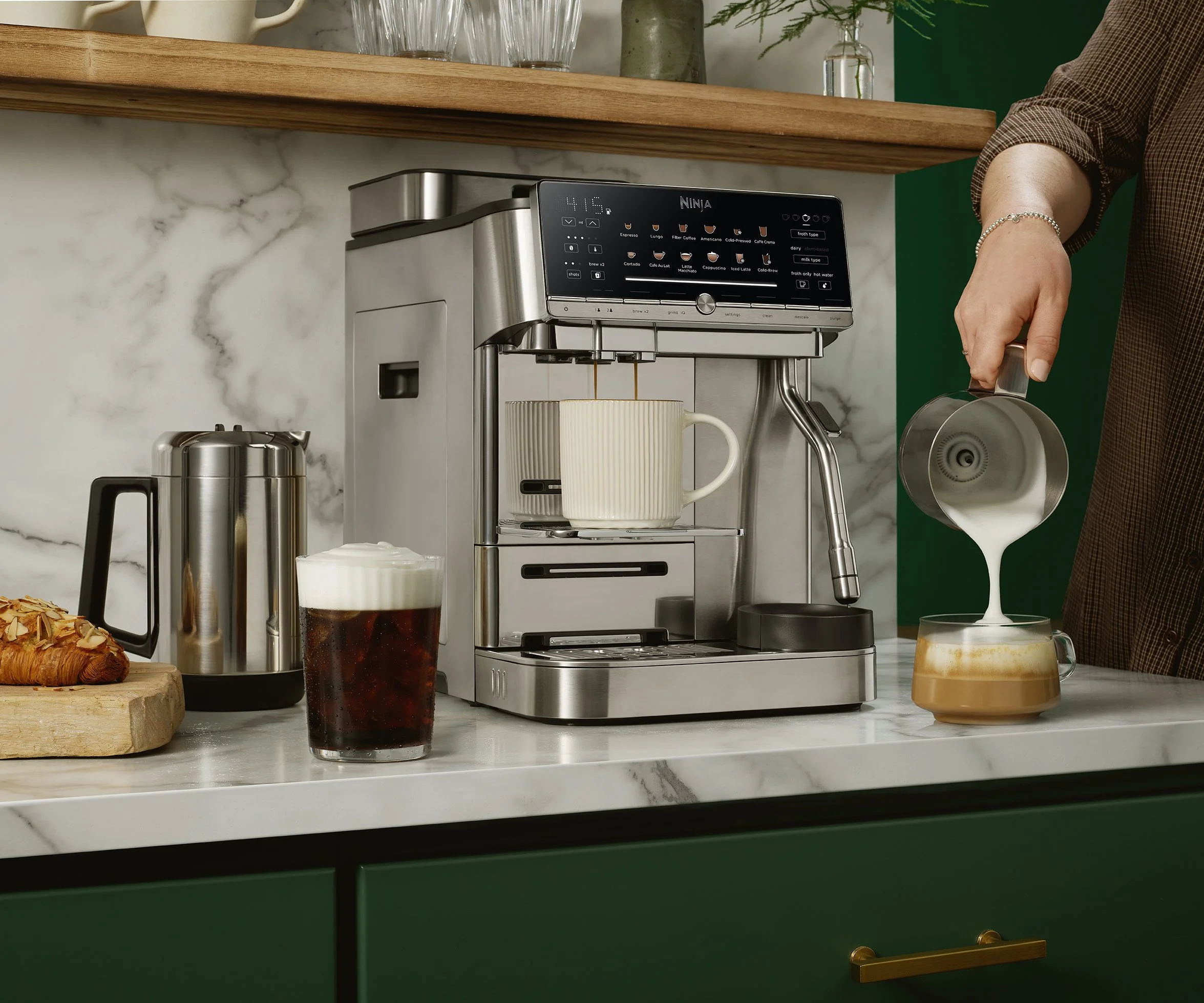 Ninja_AutoBarista_MilkPour_AE 1051.jpg