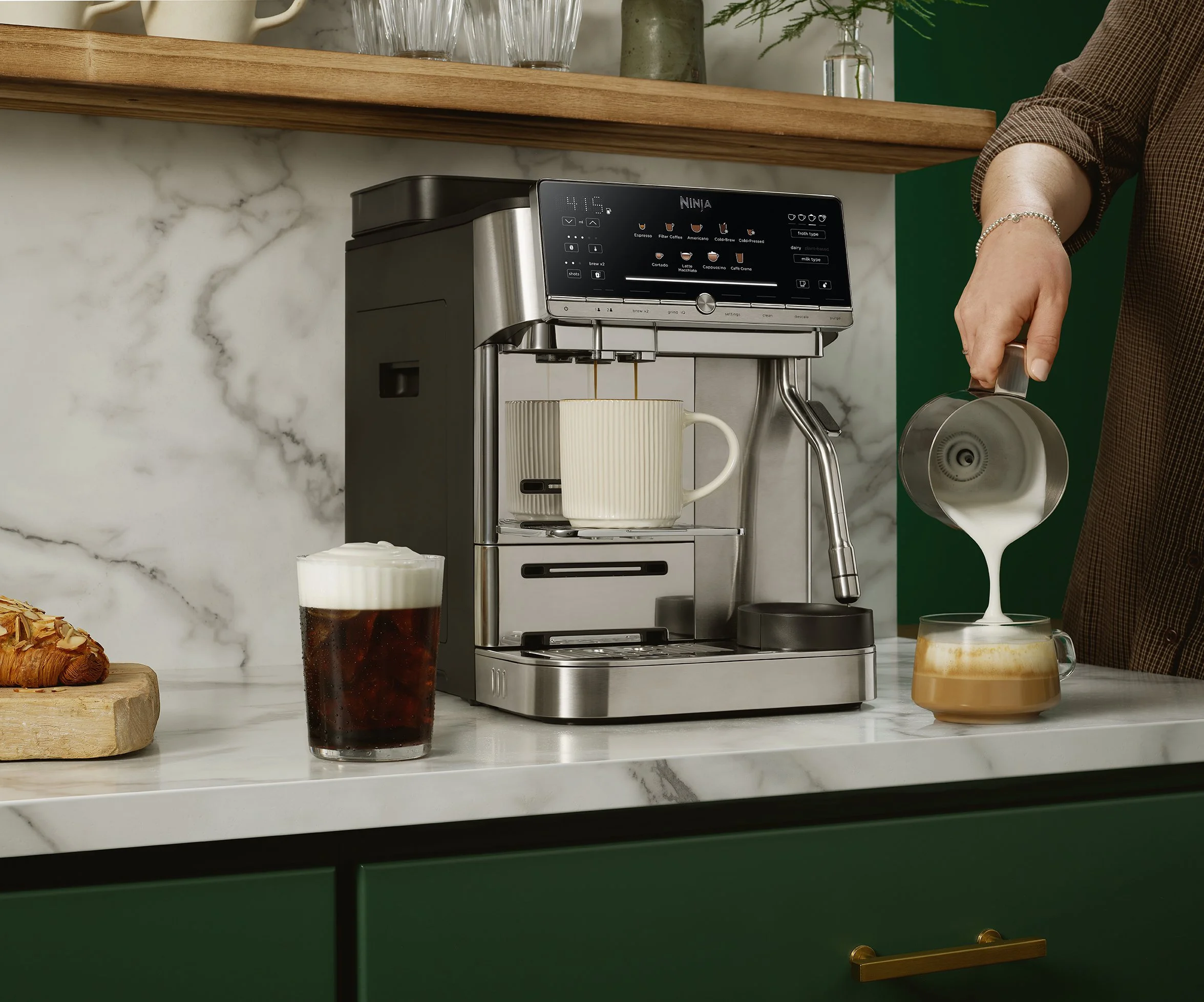 Ninja_AutoBarista_MilkPour_AE 1001.jpg