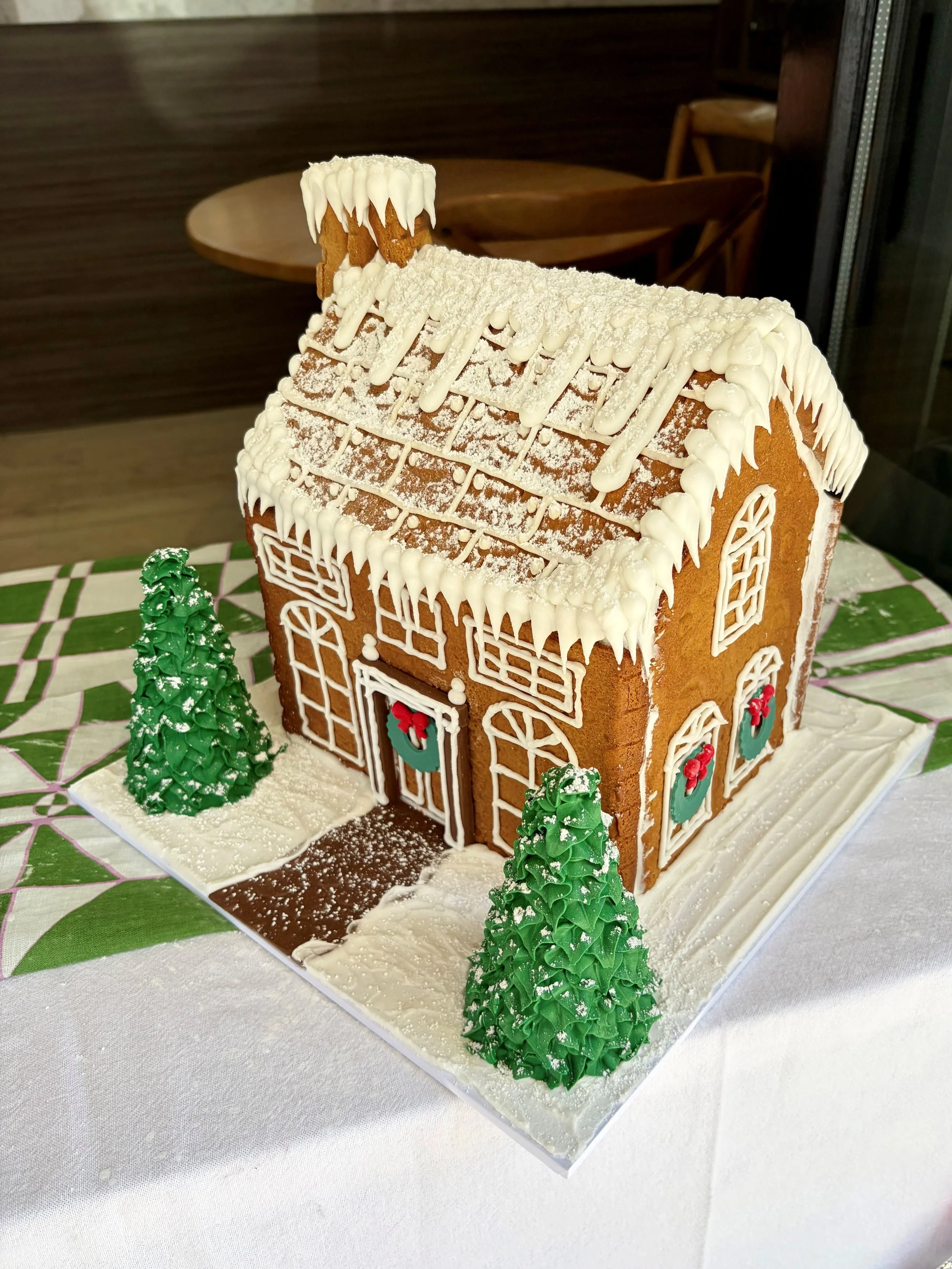 vanillapodspecialtycakest-brisbanechristmas-christmascatering-georgiangingerbreadhouse-gingerbreadhouse-luxurychristmasgift-christmasgift-corporatechristmasgift-glutenfreegingerbreadhouse.jpg
