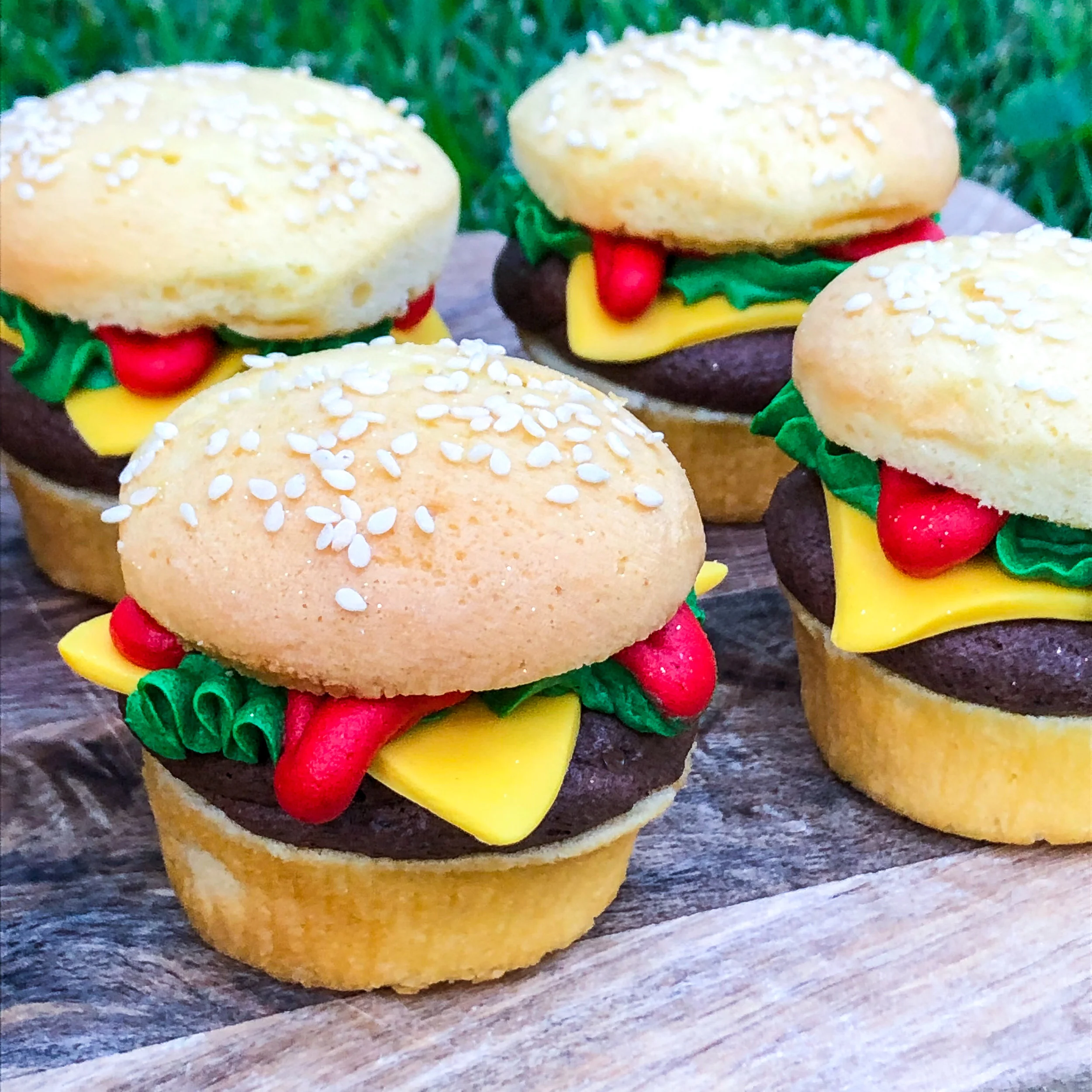 vanillapodspecialtycakes-burgercupcake-5.jpg