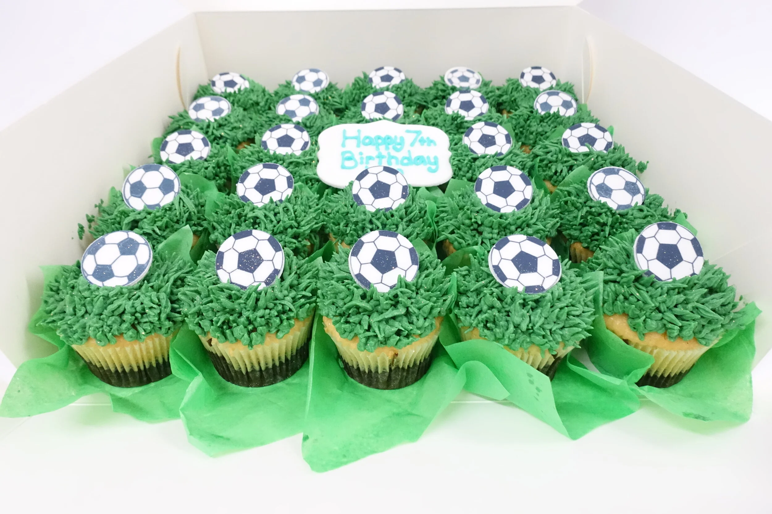 soccer-cupcakes-vanillapod (2).JPG