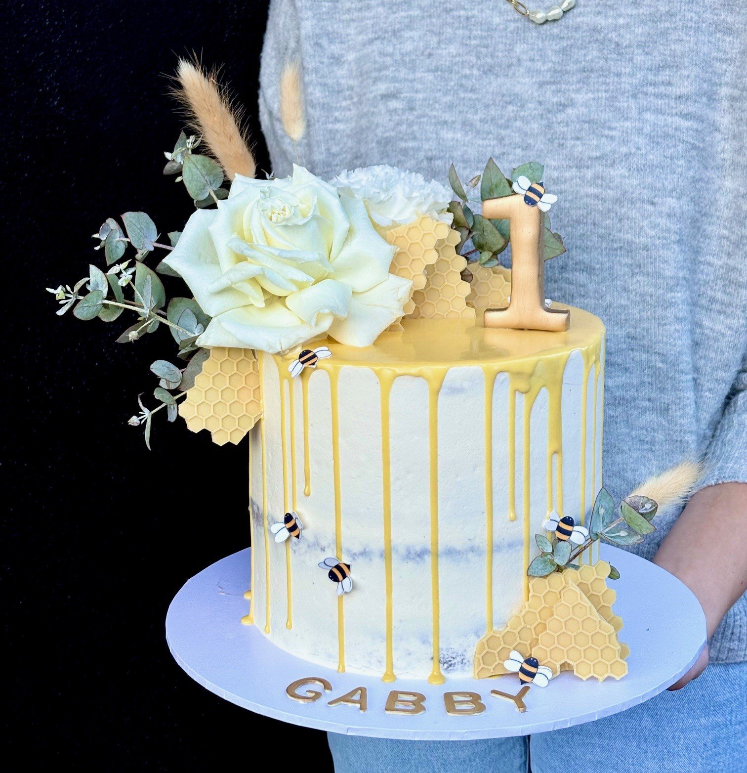 vanillapodspecialtycakes-honeybeecake-firstbirthdaycake-brisbanecakes-buttercreamcake-honey-birthdaycake-brisbanebakery-cakedesigner.jpg