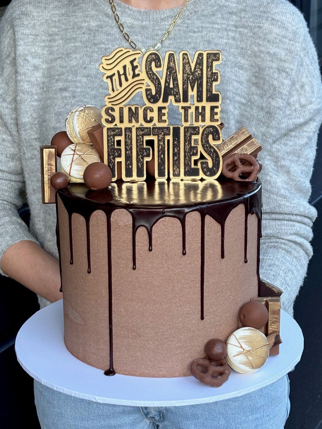 vanillapodspecialtycakes-brisbanecakes-buttercreamcake-chocolatedrizzlecake-chocolatesaltedcaramel-70thbirthdaycake-brisbaneparty-brisbanebirthday-bakerynerme-customcakes-kitkat-lindorballs.jpg