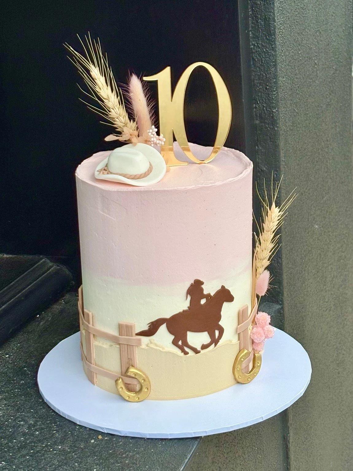 vanillapod-vanillapodspecialtycakes-bakery-bakerynearme-vanillabuttercake-buttercreamcake-bespokecake-floralcake-glutenfree-horseriding-horseridingcake-noveltycake-nutella.jpg