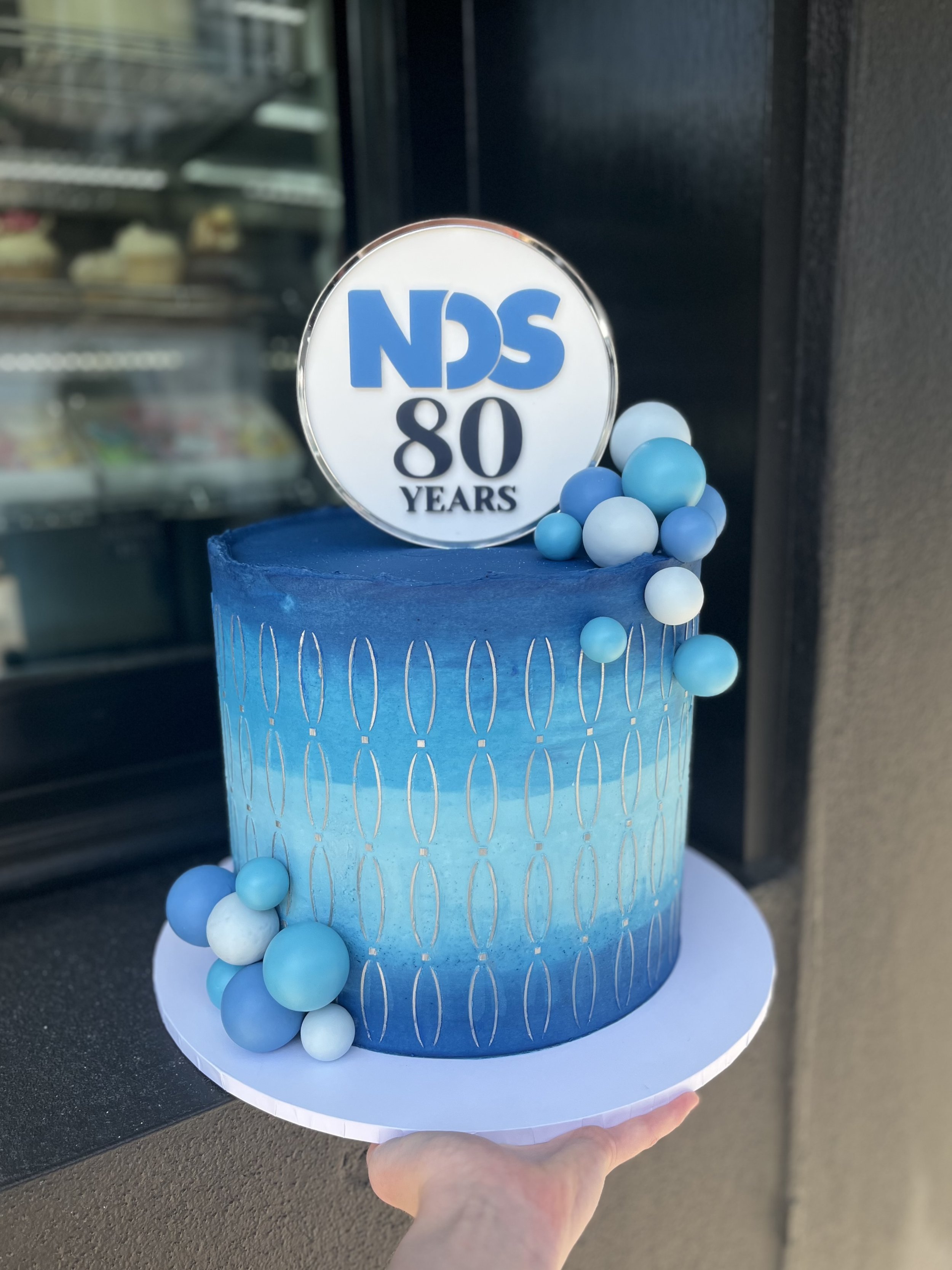 vanillapod-cakesbrisbane-vanillapodspecialtycakes-bakery-bakerybrisbane-NDS80years-corporatecakes-blueombrecake.jpg